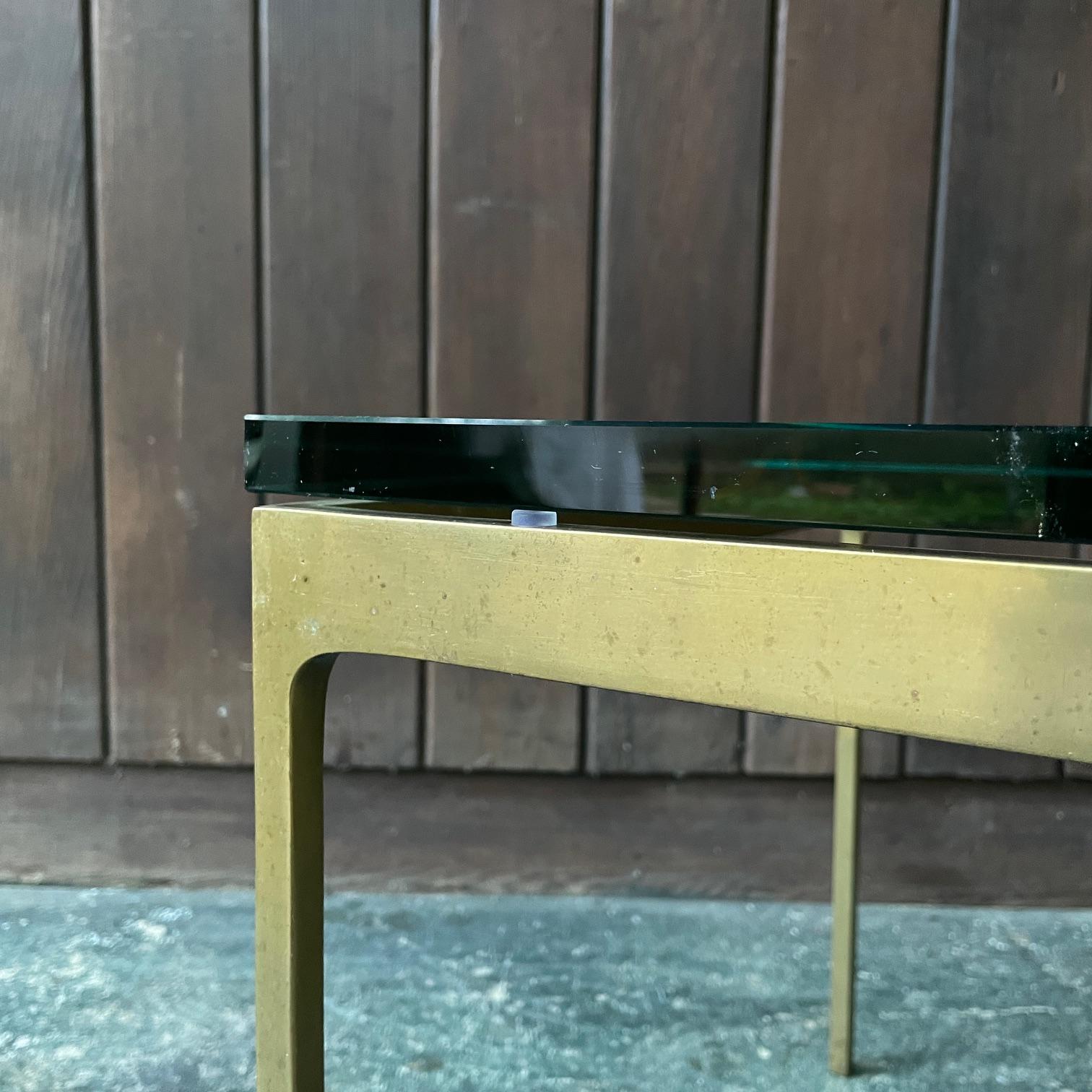 Rare 1980 Nicos Zographos TA.20G Table carrée en laiton/bronze + verre Petit 20² en vente 2