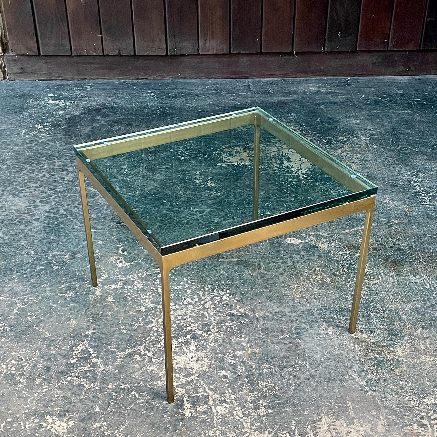 Rare table carrée Nicos Zographos modèle TA.20G.  Base solide en laiton ou en bronze, une table lourde. Beaucoup de rayures sur la surface supérieure du verre d'origine dues à une utilisation antérieure, mais pas d'ébréchures ni de fissures. J'ai