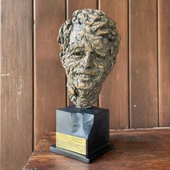 Rare sculpture de Robert Berks du prix RFK pour le journalisme de Robert F. Kennedy, années 1980