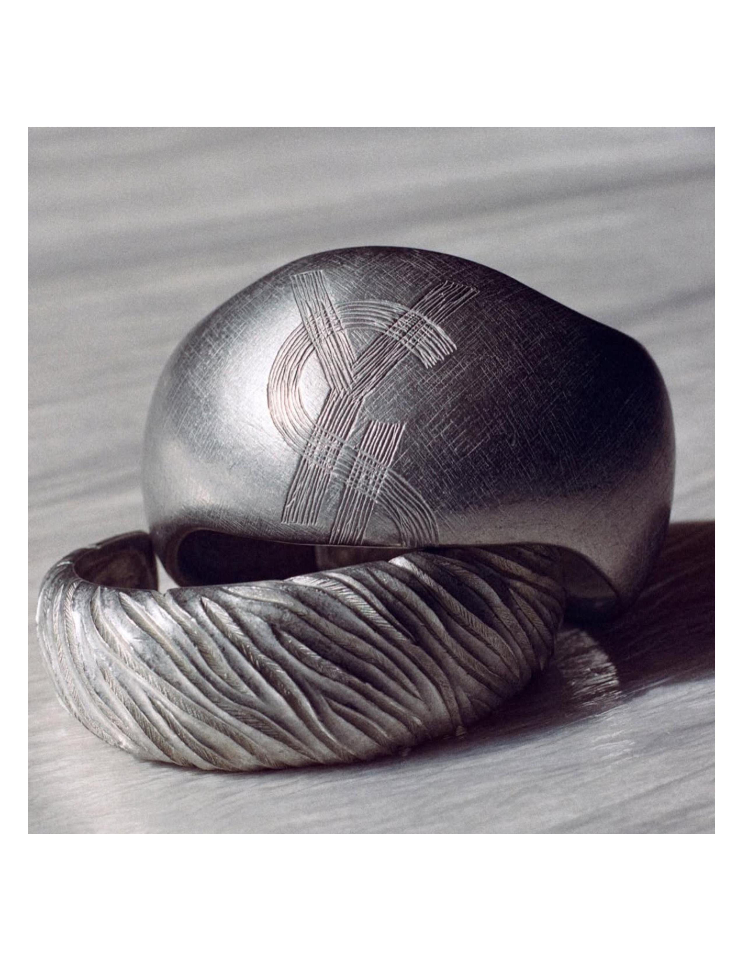 seltene 1985 YVES SAINT LAURENT Satz von zwei gebürsteten Silbermanschettenarmbändern im Angebot 6