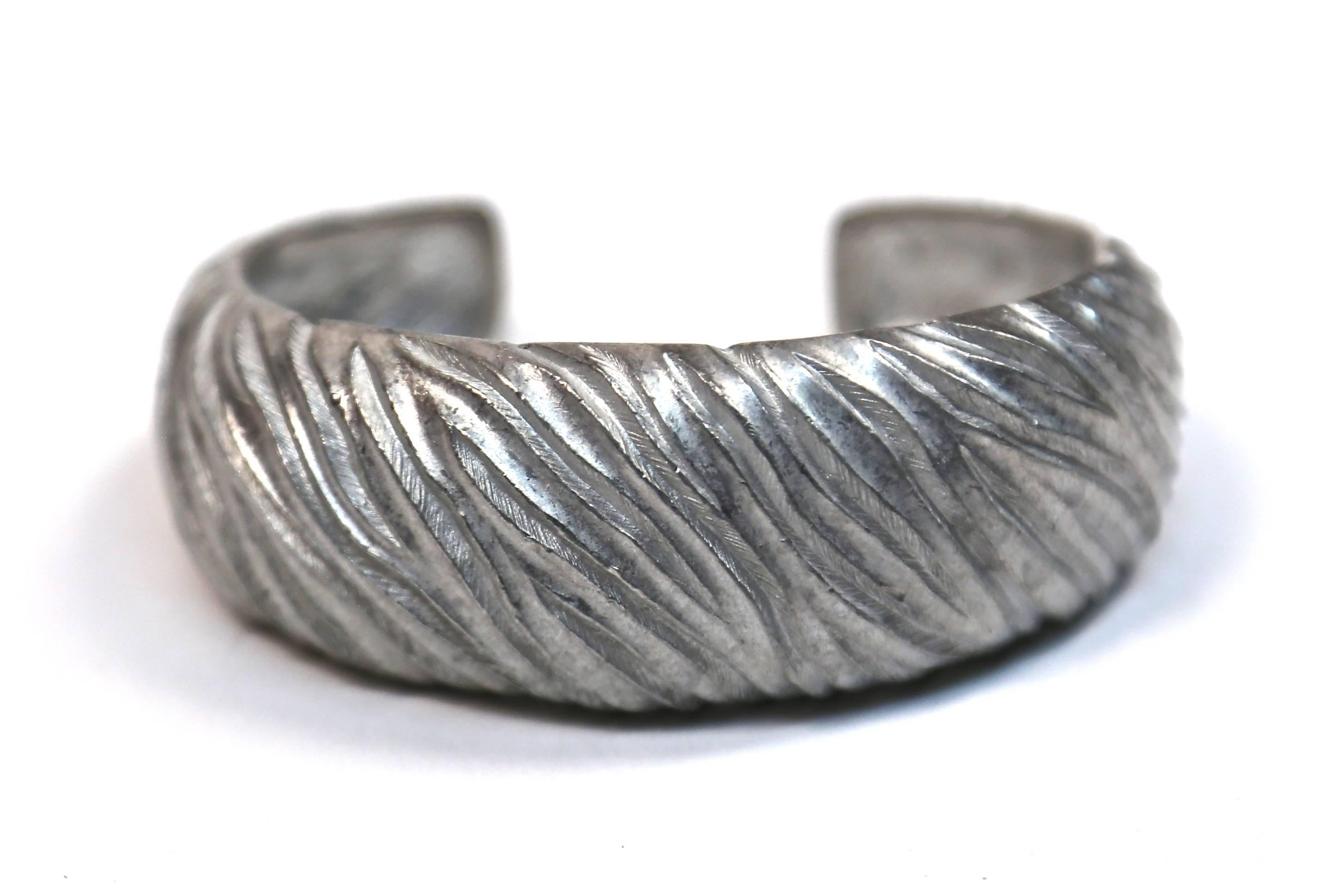 seltene 1985 YVES SAINT LAURENT Satz von zwei gebürsteten Silbermanschettenarmbändern im Zustand „Gut“ im Angebot in San Fransisco, CA