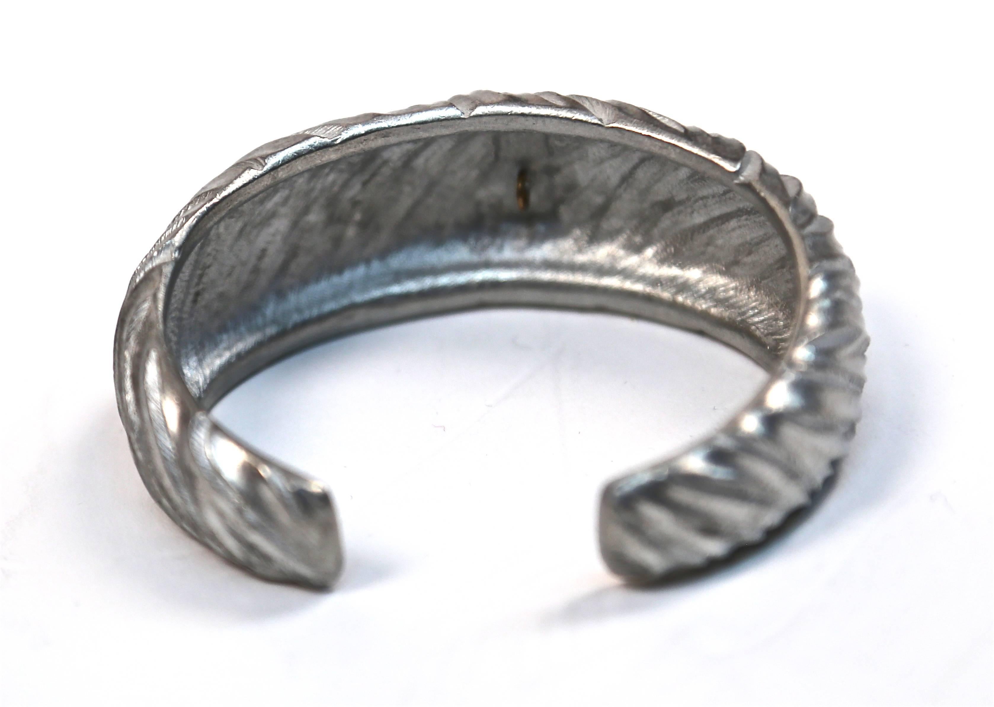 seltene 1985 YVES SAINT LAURENT Satz von zwei gebürsteten Silbermanschettenarmbändern Damen im Angebot