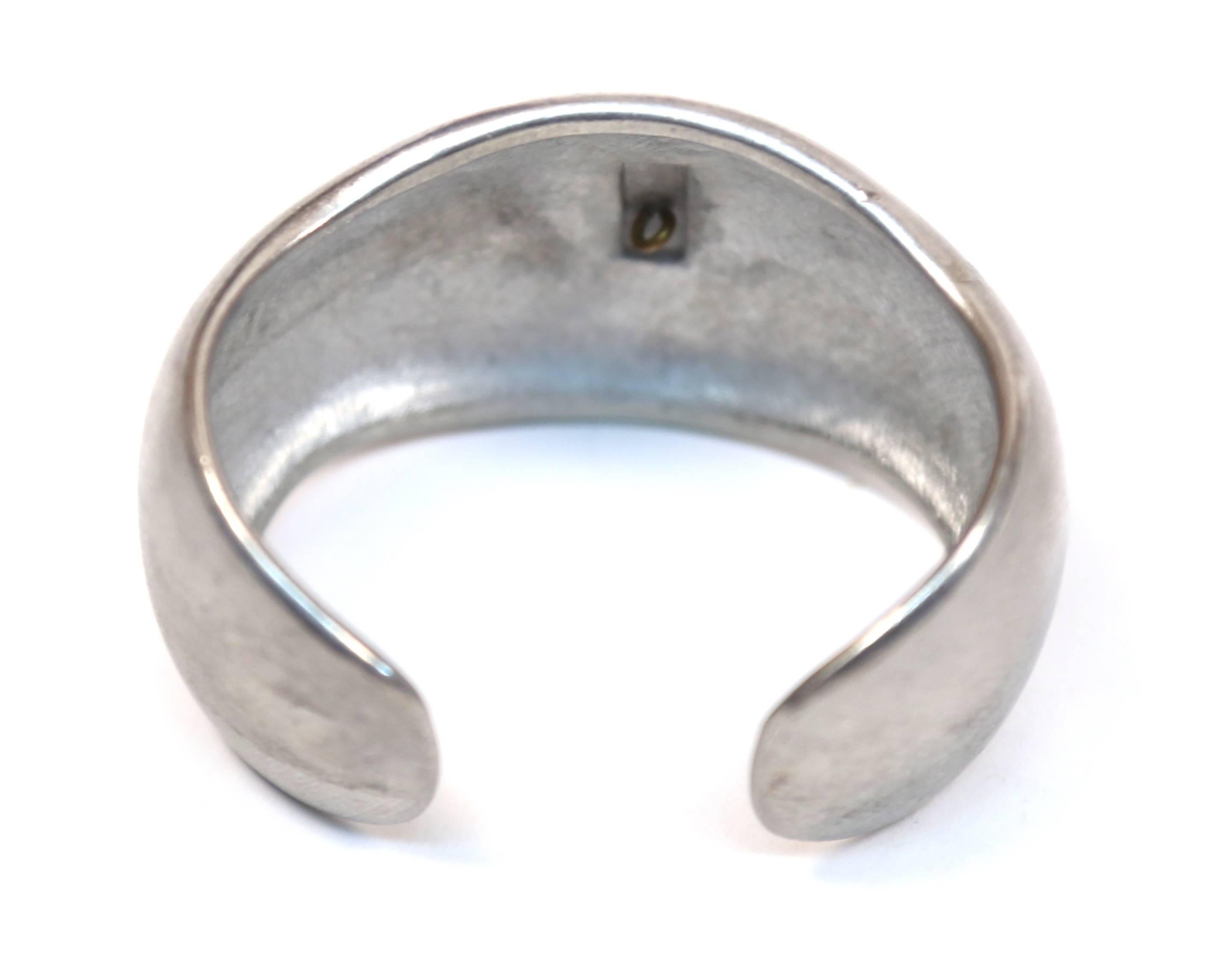 seltene 1985 YVES SAINT LAURENT Satz von zwei gebürsteten Silbermanschettenarmbändern im Angebot 1