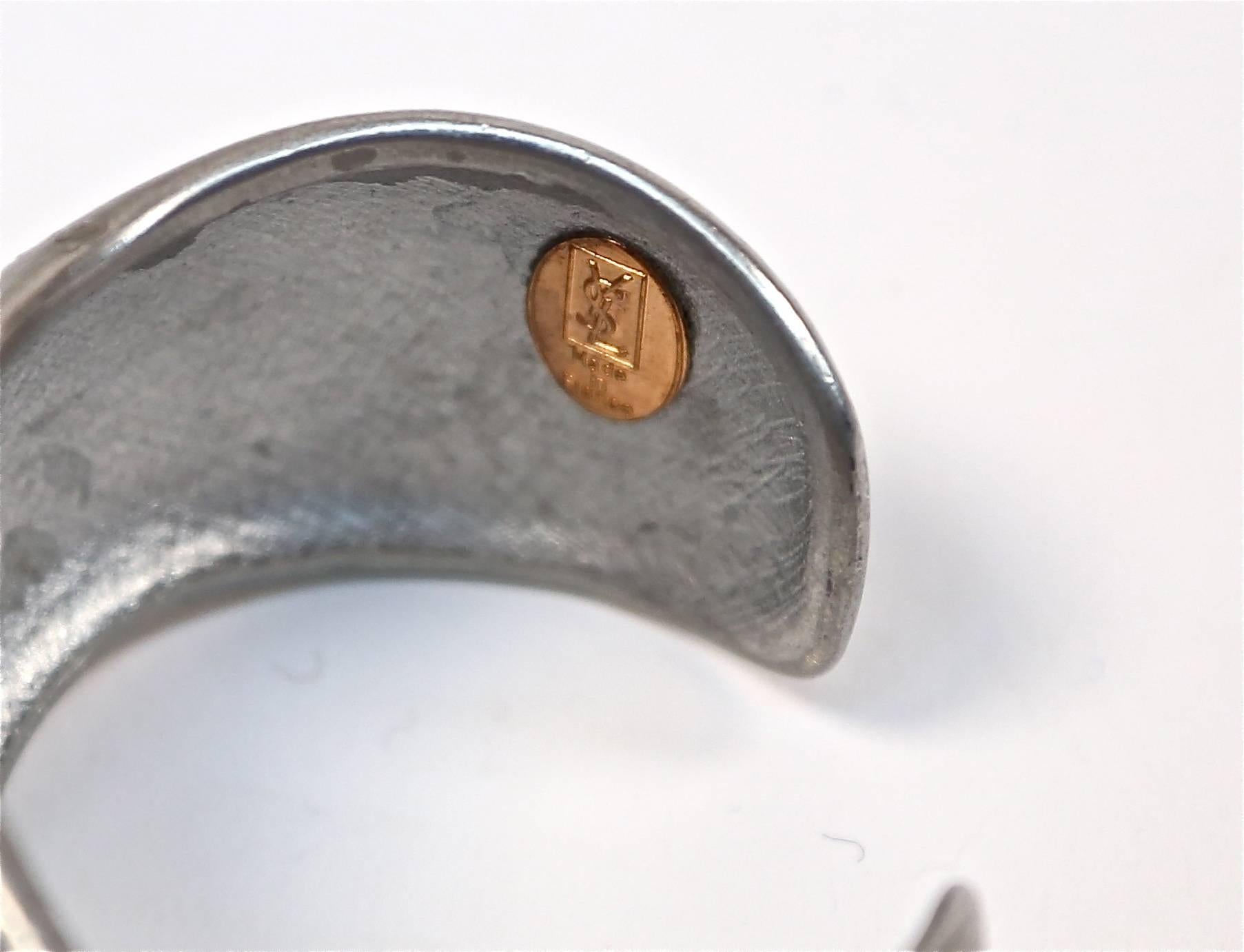 seltene 1985 YVES SAINT LAURENT Satz von zwei gebürsteten Silbermanschettenarmbändern im Angebot 2