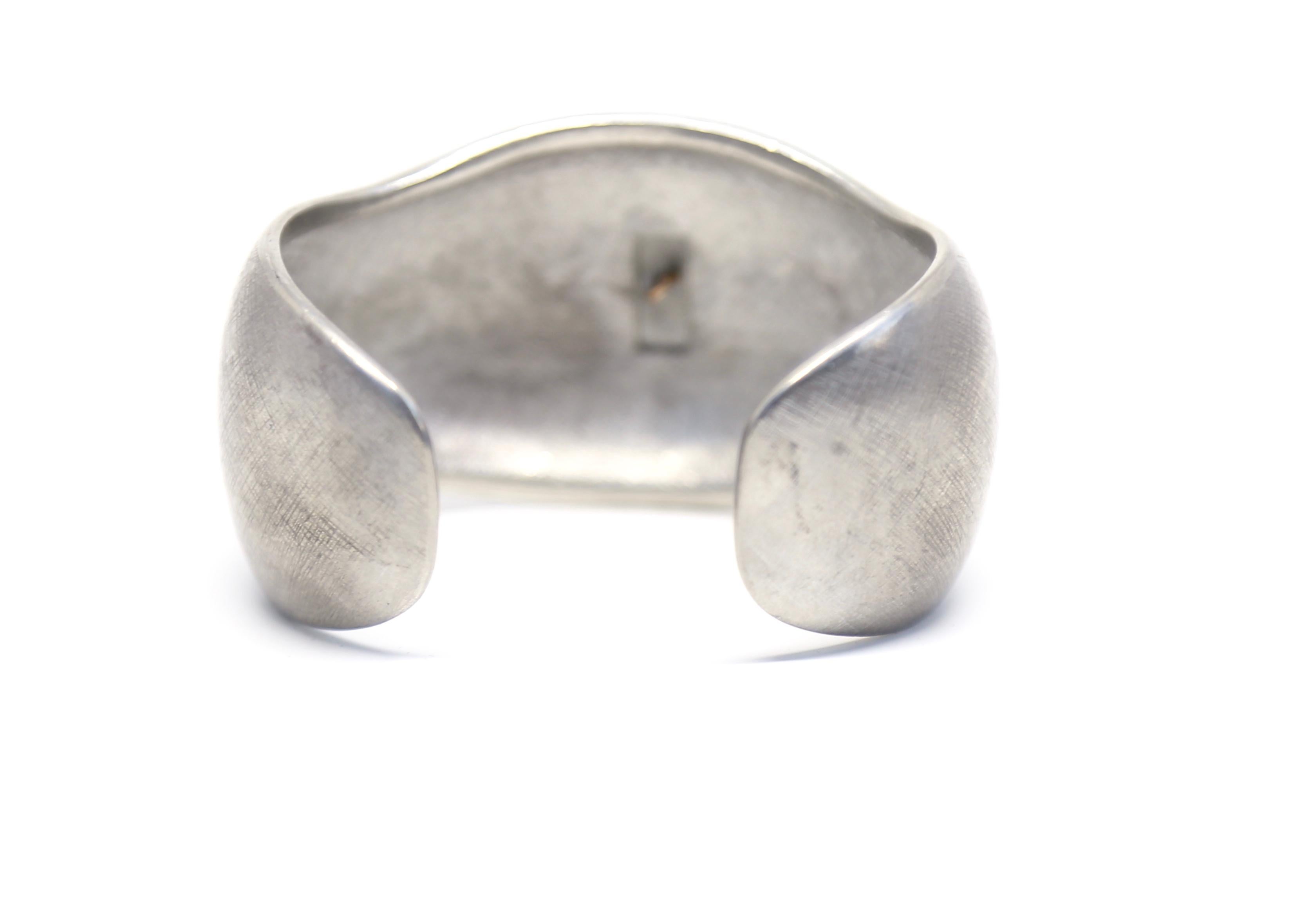 seltene 1985 YVES SAINT LAURENT Satz von zwei gebürsteten Silbermanschettenarmbändern im Angebot 3