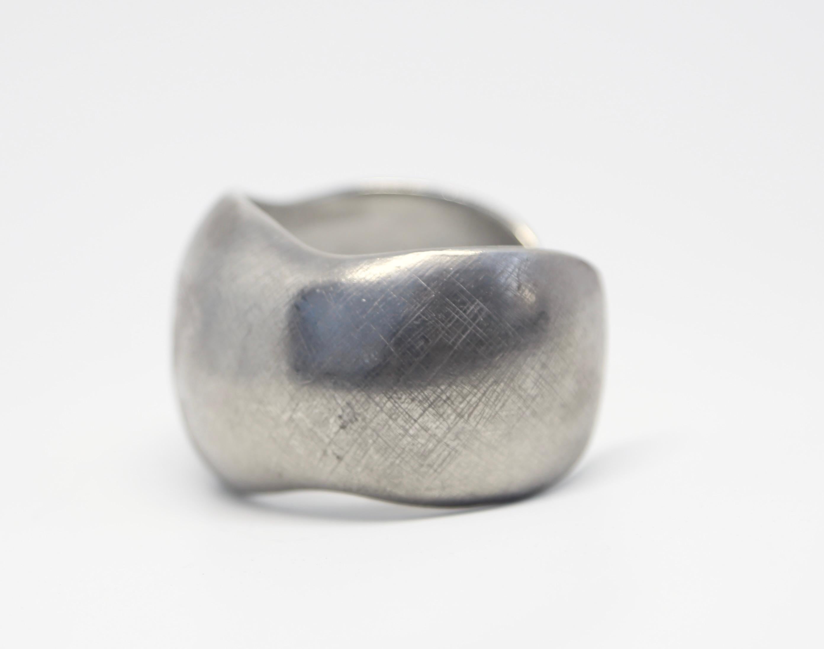 seltene 1985 YVES SAINT LAURENT Satz von zwei gebürsteten Silbermanschettenarmbändern im Angebot 4