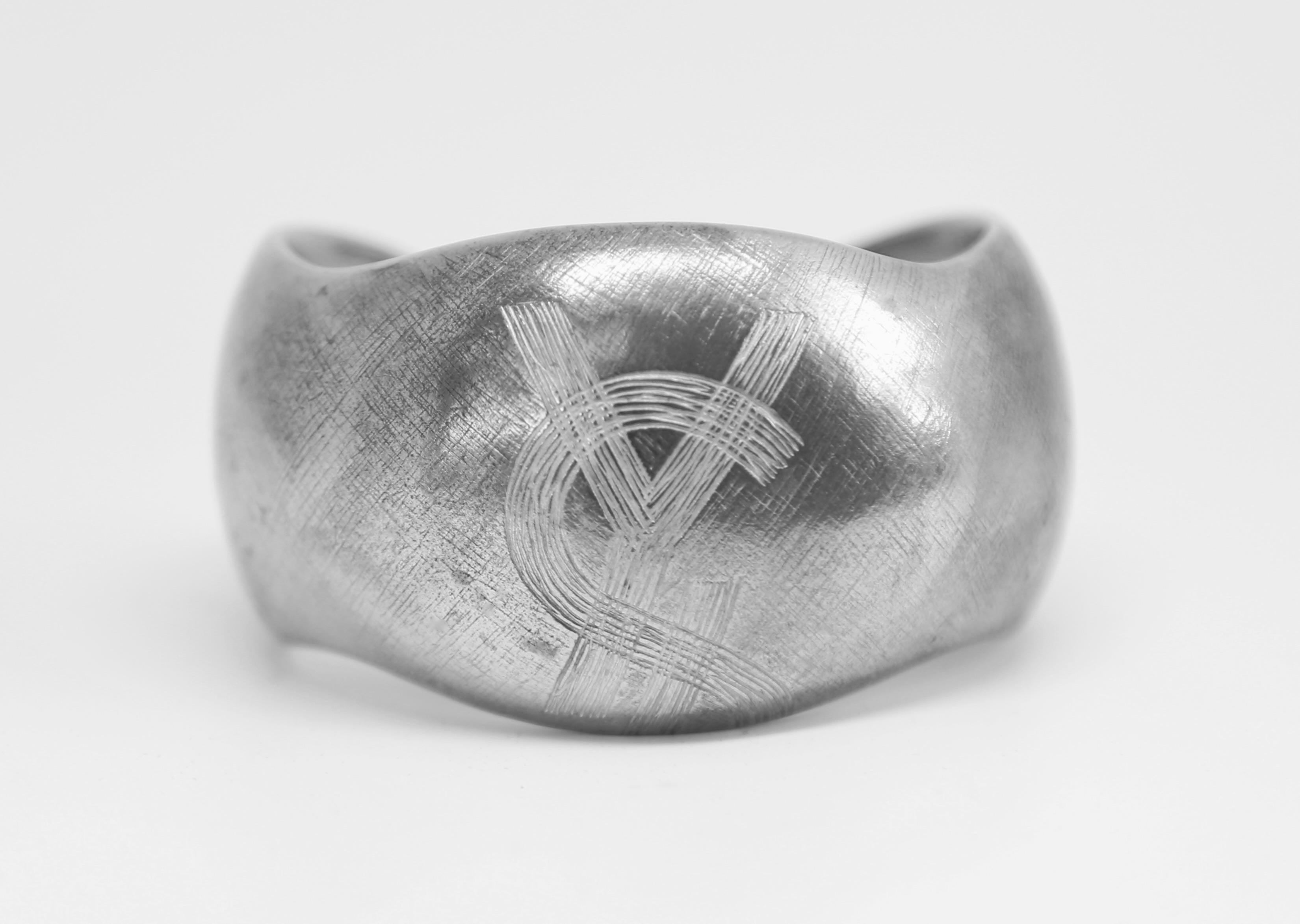 seltene 1985 YVES SAINT LAURENT Satz von zwei gebürsteten Silbermanschettenarmbändern im Angebot 5