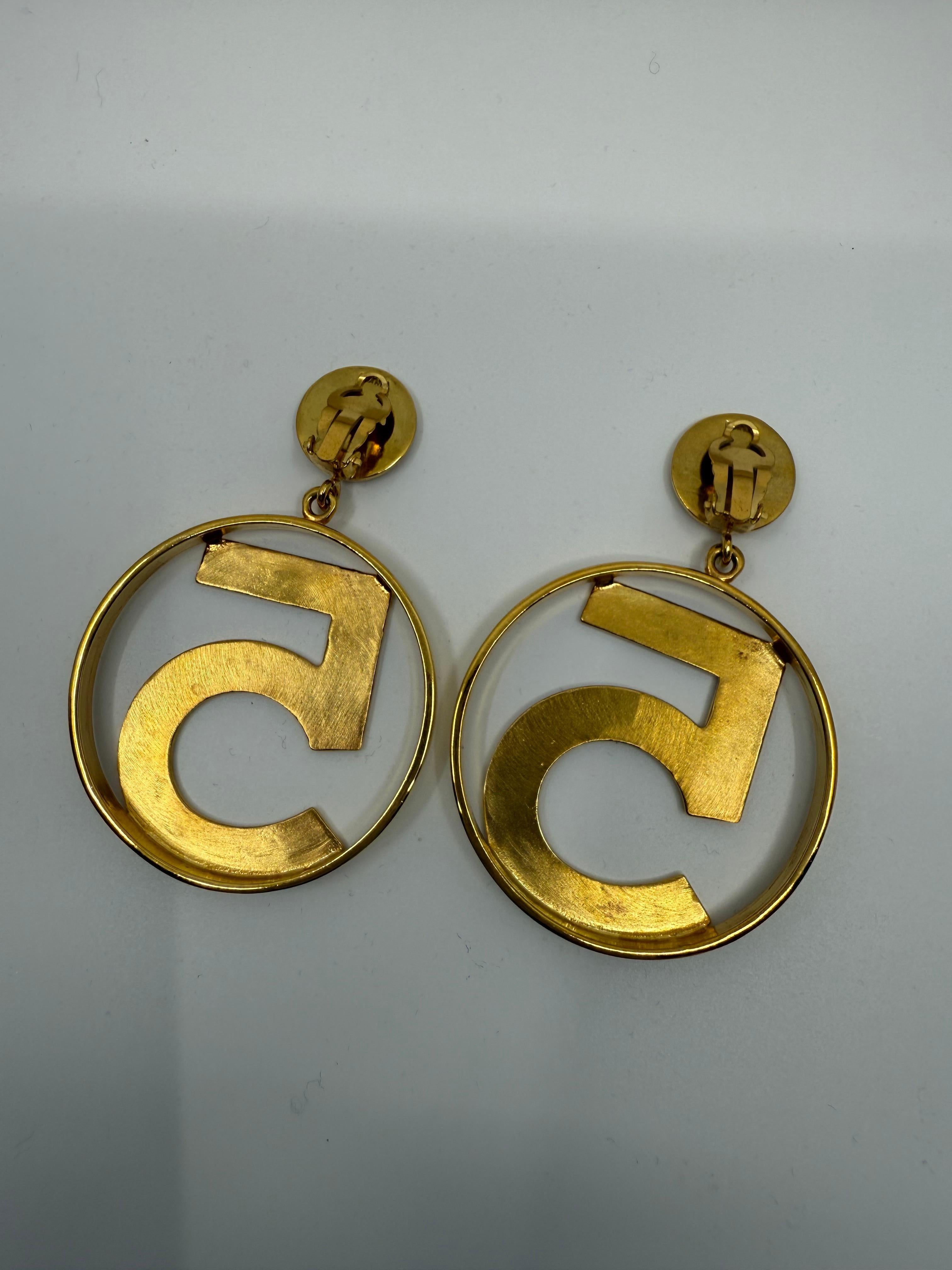 Donna Rari orecchini a cerchio Chanel numero 