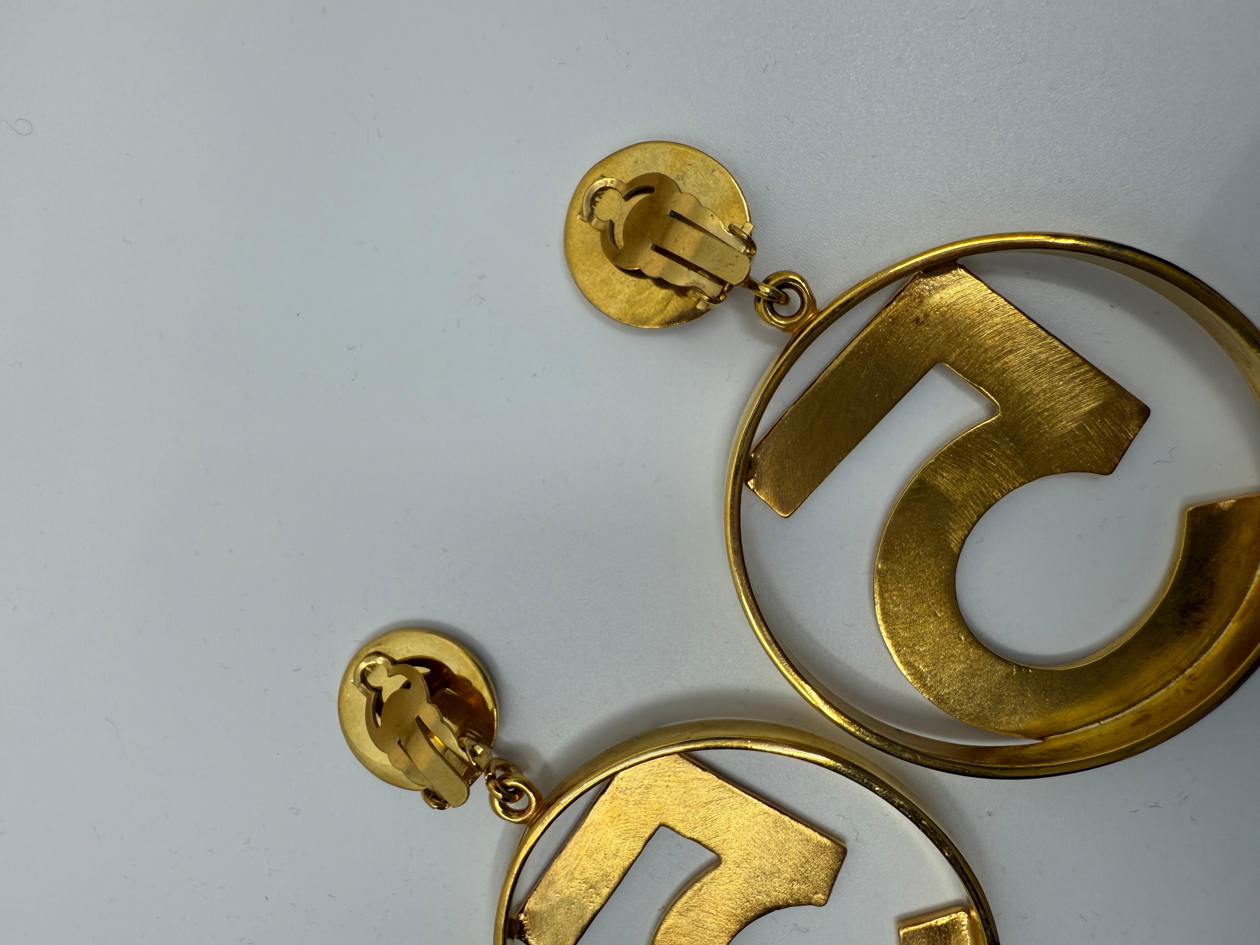 Rari orecchini a cerchio Chanel numero 