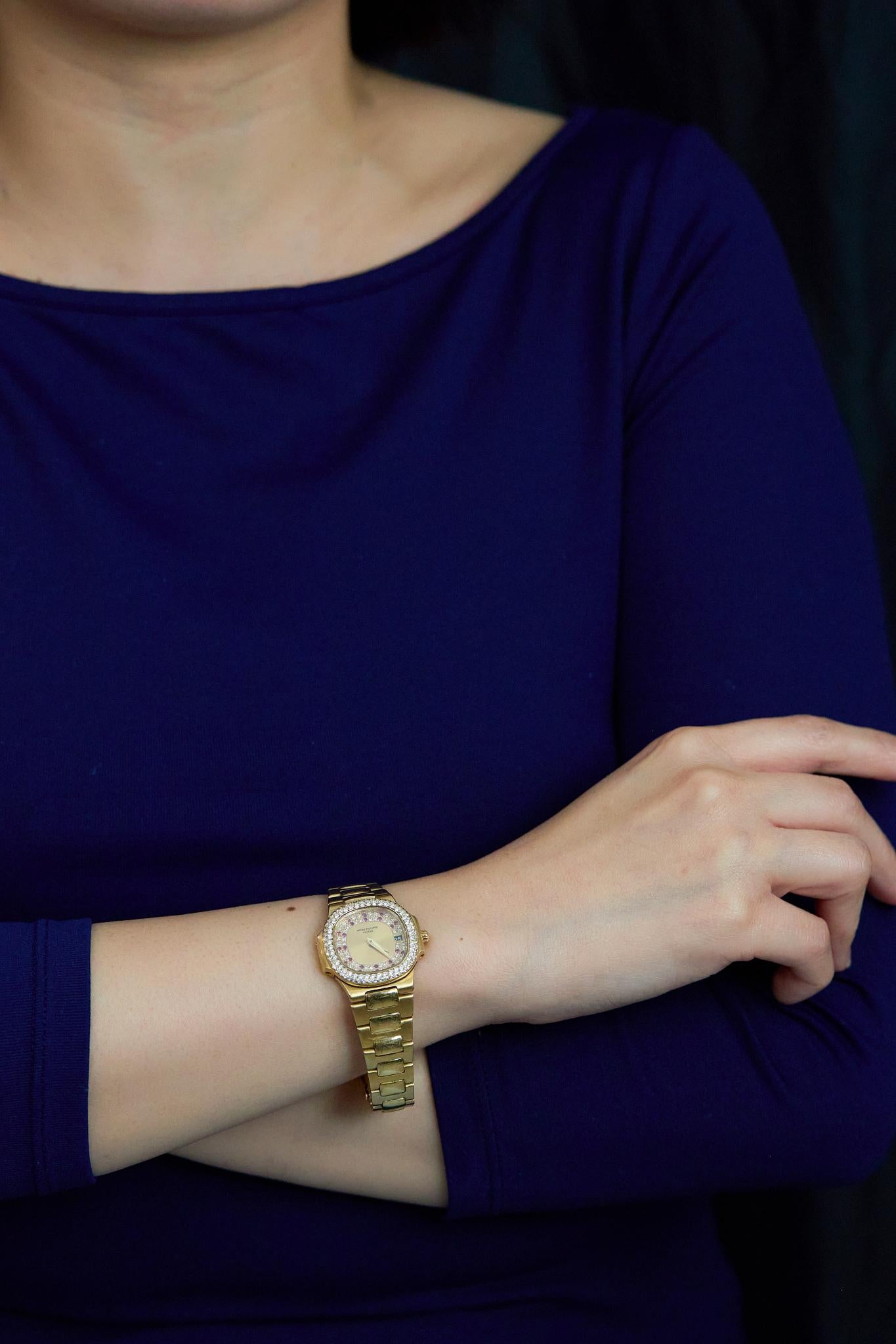 Contemporaneo Raro orologio da polso Patek Philippe Nautilus del 1987 in oro giallo, rif. 4700/104 in vendita