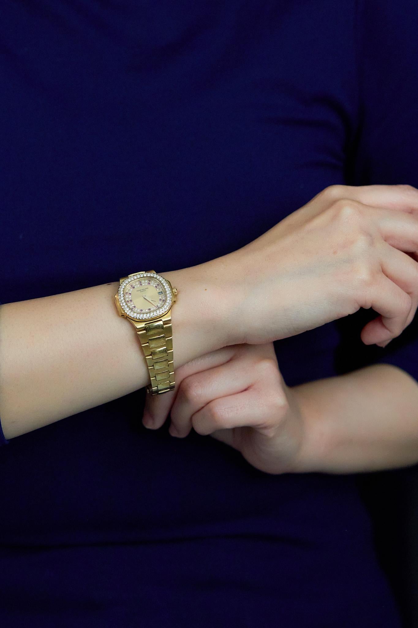 Taglio rotondo Raro orologio da polso Patek Philippe Nautilus del 1987 in oro giallo, rif. 4700/104 in vendita