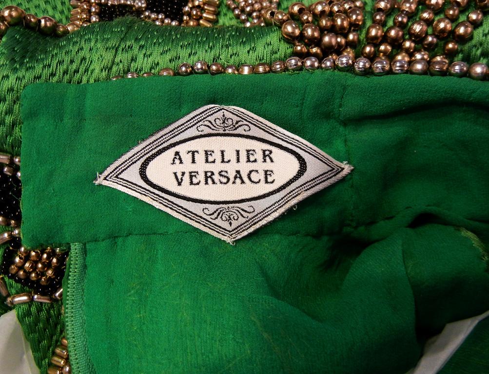 Raro abito da passerella dell'Atelier Versace del 1990, unico nel suo genere, pesantemente decorato di perline in vendita 6