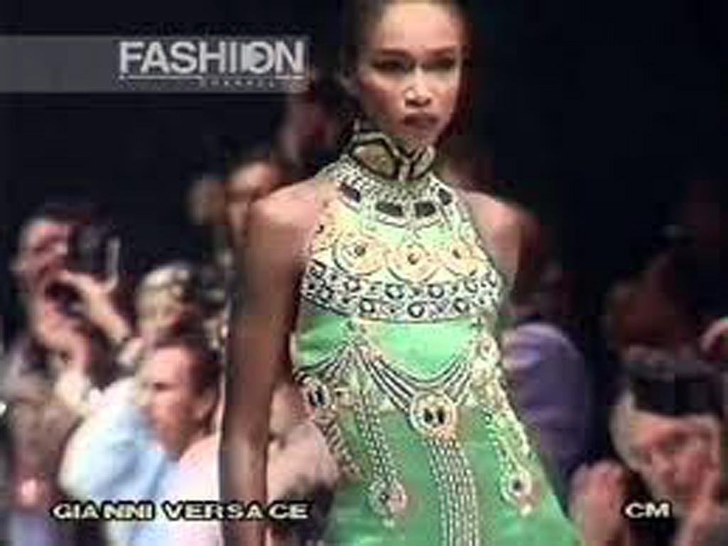 Raro abito da passerella dell'Atelier Versace del 1990, unico nel suo genere, pesantemente decorato di perline in vendita 7