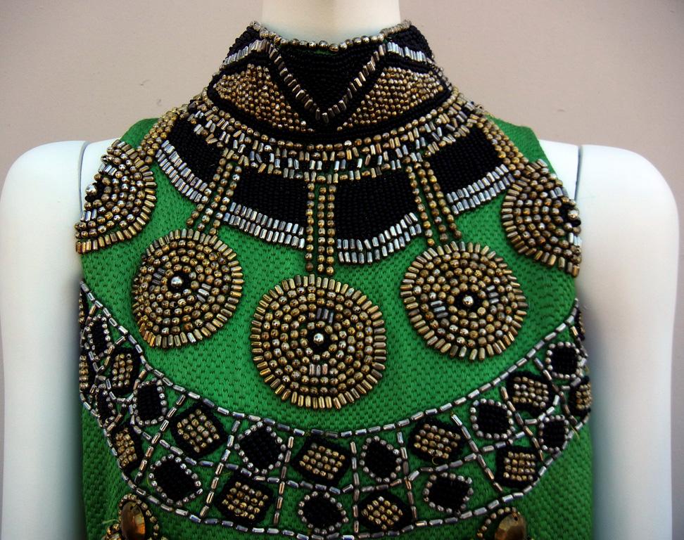 Raro abito da passerella dell'Atelier Versace del 1990, unico nel suo genere, pesantemente decorato di perline In condizioni buone in vendita a Los Angeles, CA