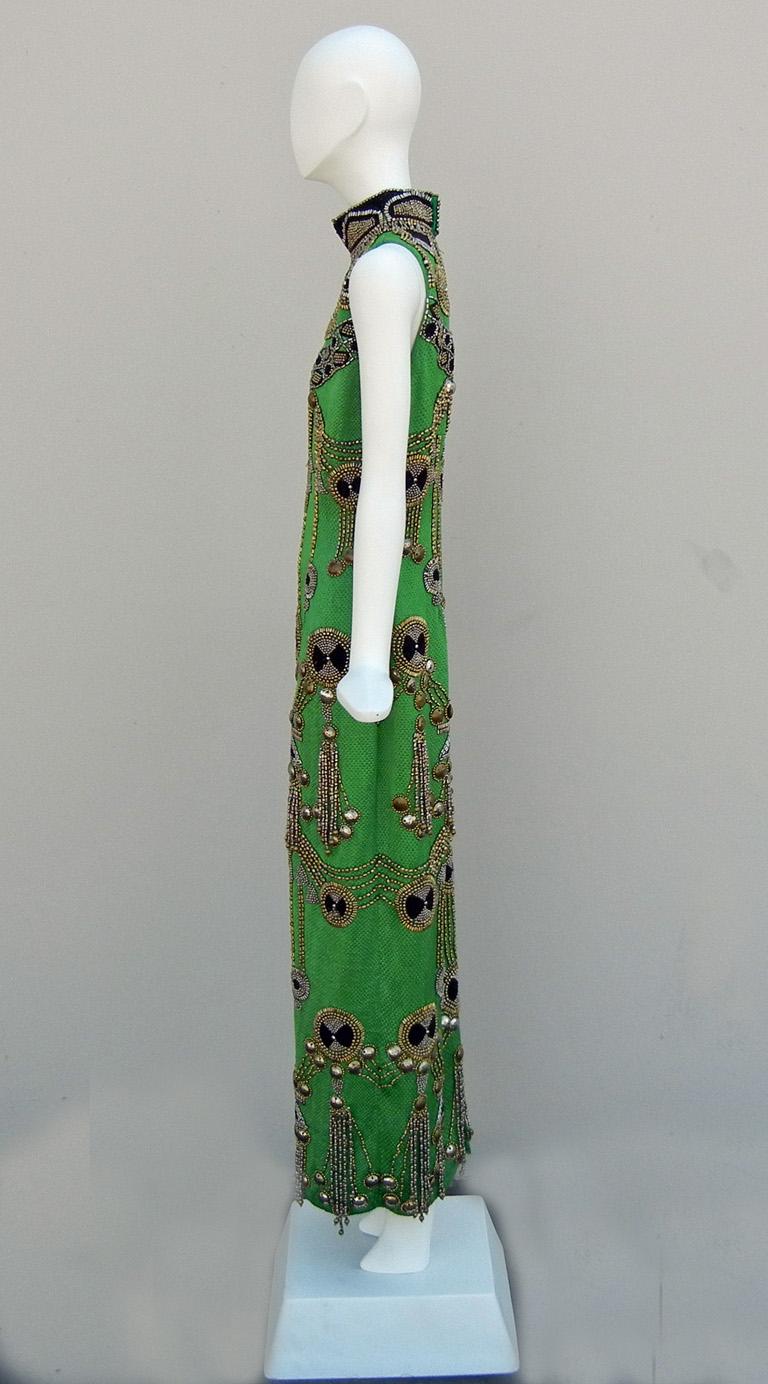 Raro abito da passerella dell'Atelier Versace del 1990, unico nel suo genere, pesantemente decorato di perline in vendita 1