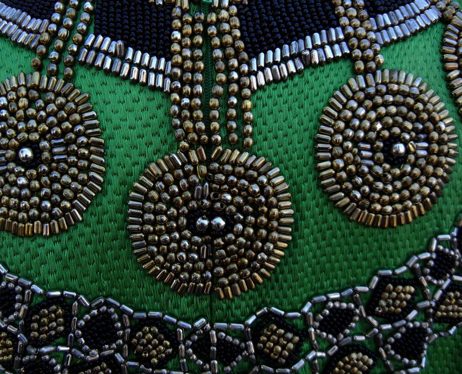 Raro abito da passerella dell'Atelier Versace del 1990, unico nel suo genere, pesantemente decorato di perline in vendita 4