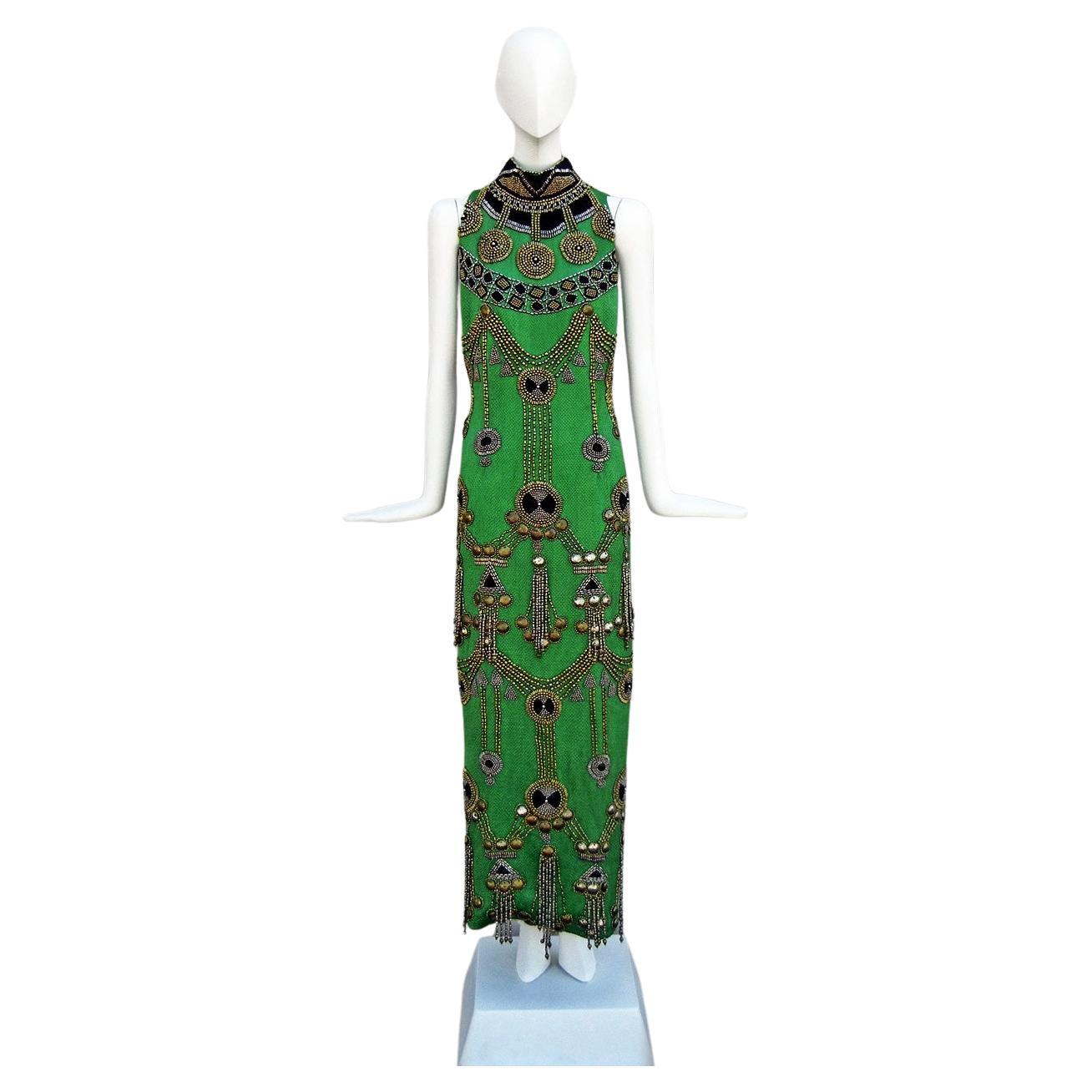 Raro abito da passerella dell'Atelier Versace del 1990, unico nel suo genere, pesantemente decorato di perline in vendita