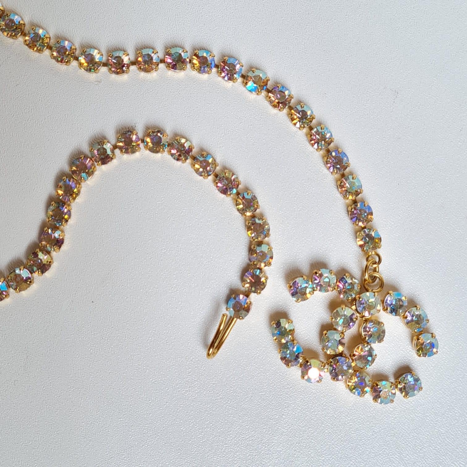 Very rate crystal chain waist belt. In fair condition because its missing a layer of its chain, but still wearable as a single waist belt. Slight chipping on the metal part on the hook. Other than that still in beautiful condition. Wearable as a