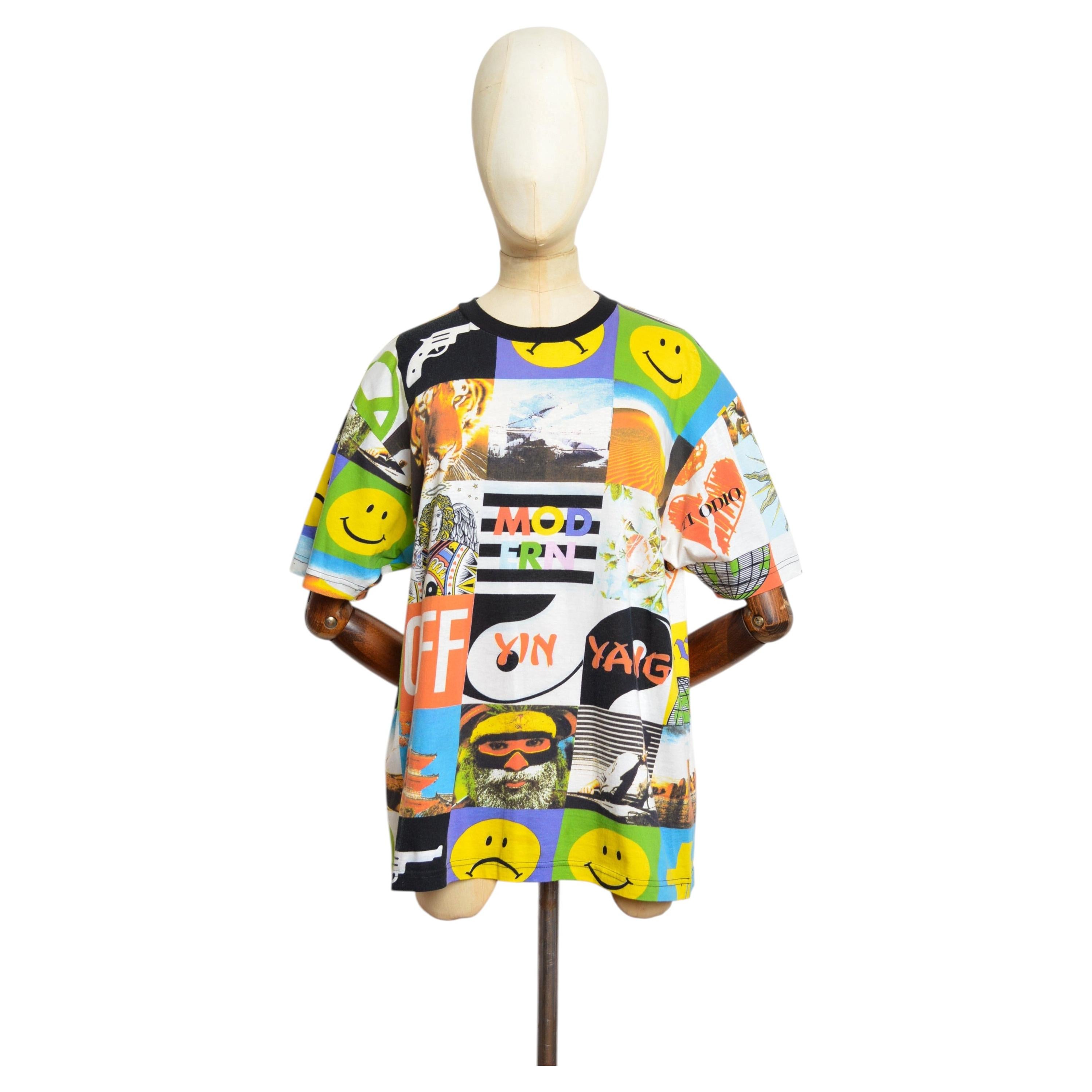 Camiseta rara de los años 90 de FRANCO MOSCHINO con estampado «Opposites» y diseño gráfico de archivo