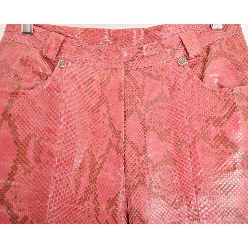 
Unglaublich seltene Gianni Versace Couture Laufsteghose aus den frühen 1990er Jahren, hergestellt aus weichem, rosa glänzendem Pythonleder. 

Merkmale:
Hoch tailliert
Silberfarbene Versace Medusa Hardware
x4