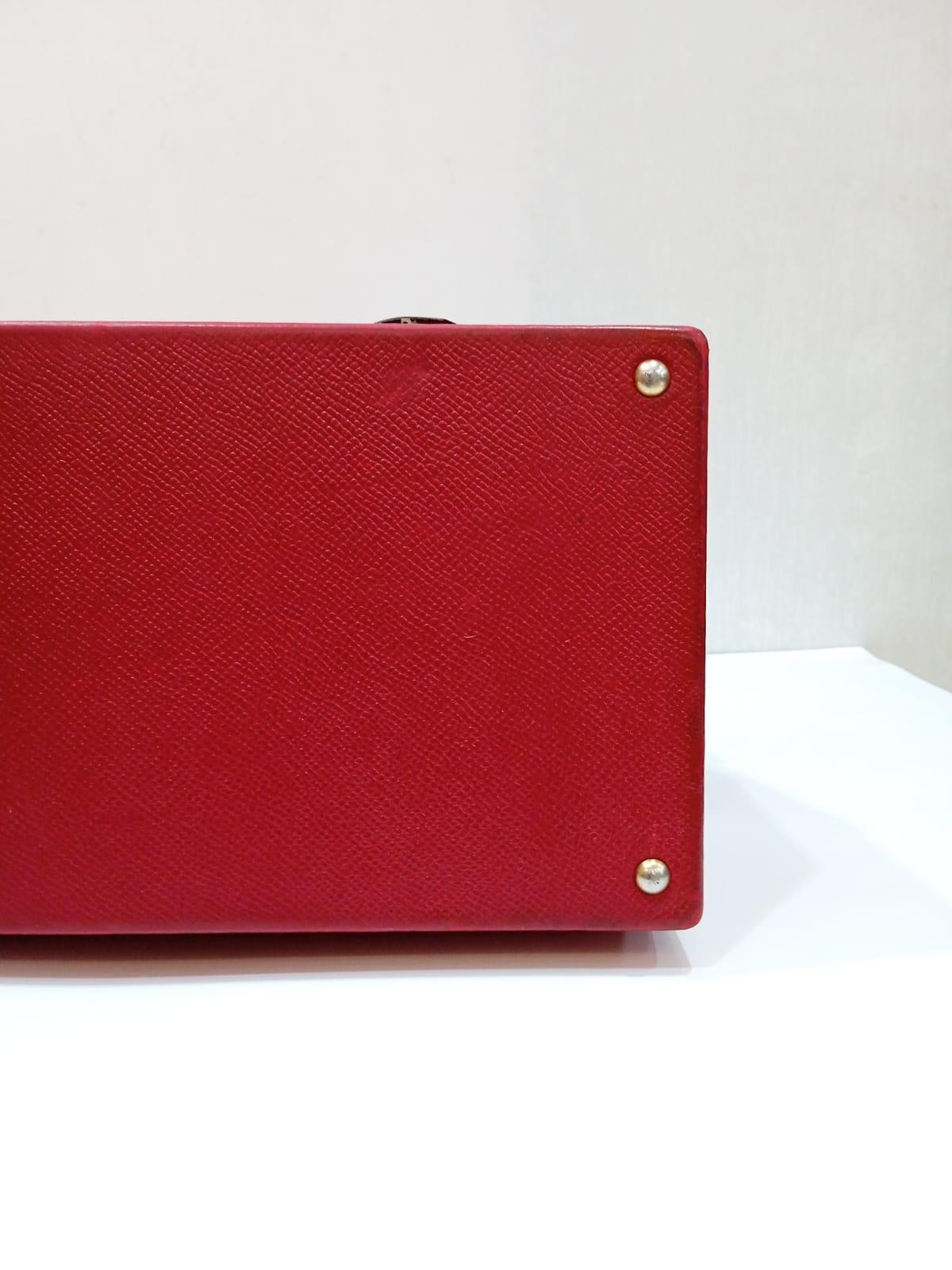 Rare bolide macpherson in epsom-like leather (i believe it was called Lisse leather prior to 2003 production) in vibrant red with gold hardware. Signs of wear and storage throughout, especially on the corners. Shows darkening and rubbing marks.