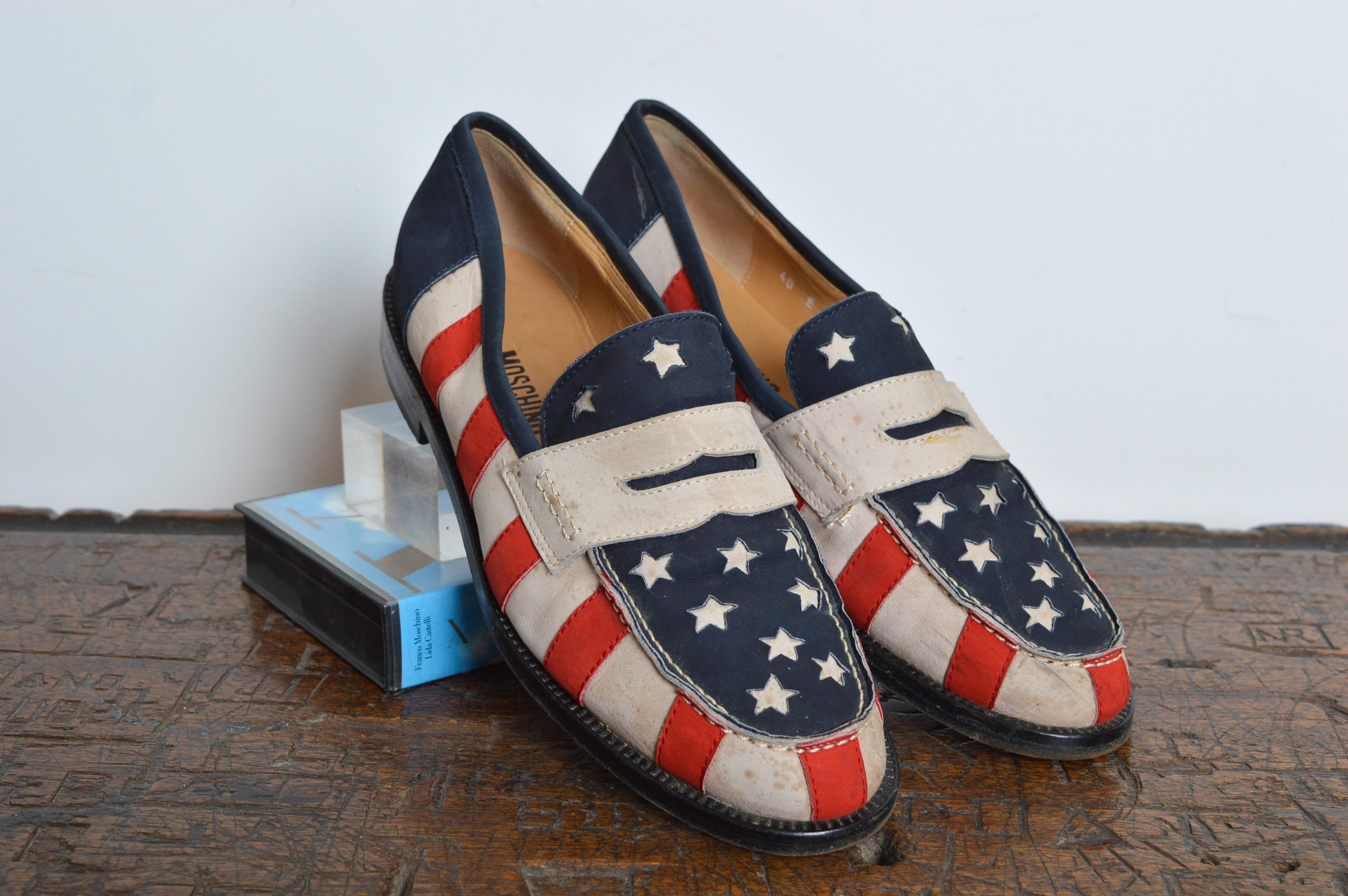 Rare 1990's MOSCHINO Stars & Tripes USA flag cuir Loafers - Shoes EU 40
Fabuleux mocassins vintage rouge, blanc et bleu de MOSCHINO, en daim sur une semelle extérieure en cuir. 
FABRIQUÉ EN ITALIE. 
Taille ; EU 40 / UK 7
Condit ; 7/10 Bon état