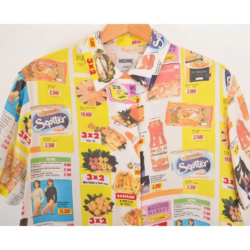 Superb, Vintage 1990's Archival Patterned Moschino kurzärmliges Shirt, Darstellung laut und bunt gedruckt Supermarkt Werbung im gesamten mit 