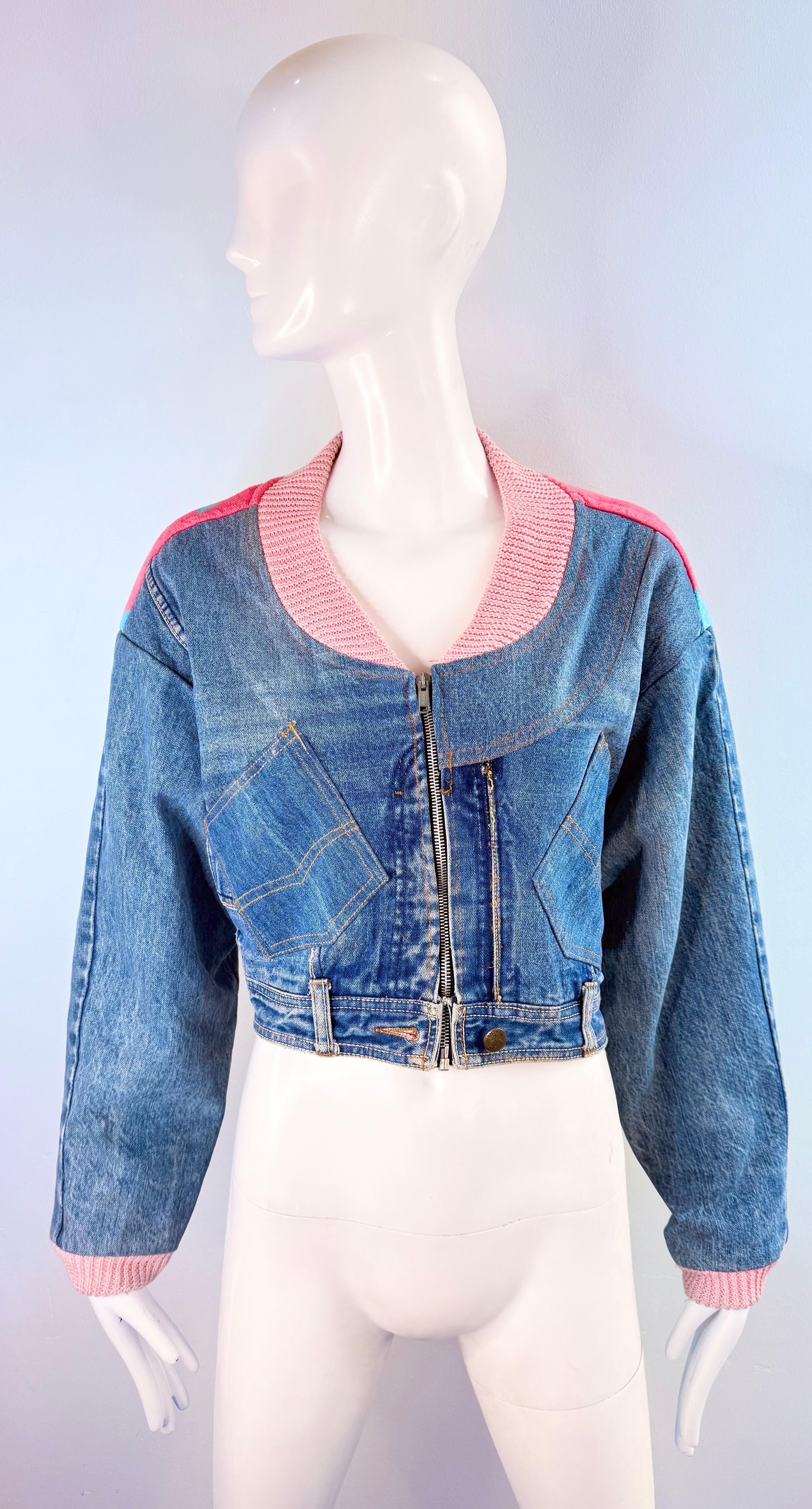 Cette rare veste bombardier vintage des années 1990 du label culte Too Cute by Guetta Family est une pièce de collection très recherchée, alliant la nostalgie des dessins animés à un style streetwear audacieux. Fabriqué à partir de denim Jordache
