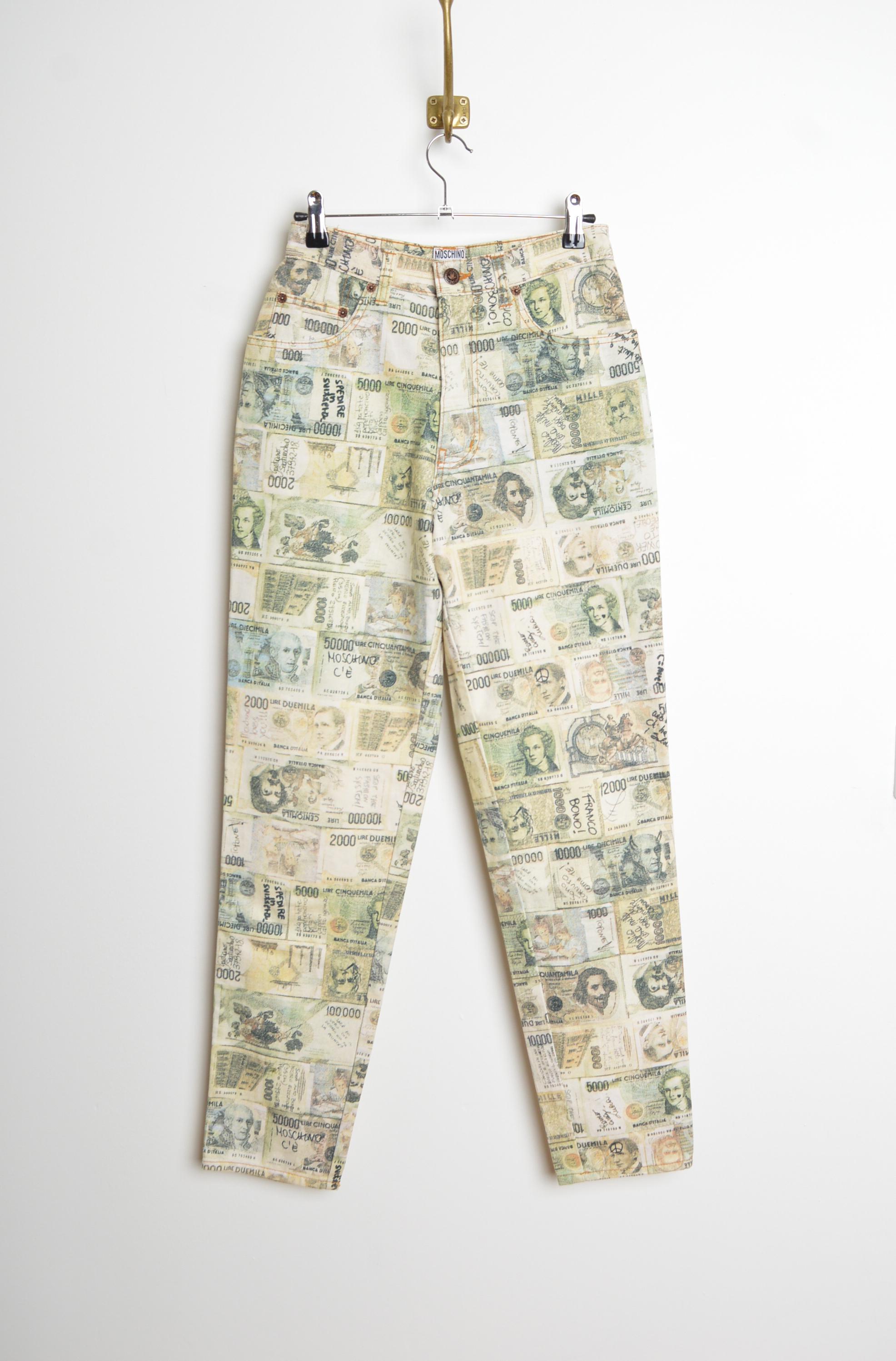 Rare 1990's Vintage Franco Moschino Italian Lira Money print Bank Note Jeans 
Circa 1990. Design/One classique à 4 poches, passants de ceinture et fermeture à boutons et à glissière.
Taille ; 26