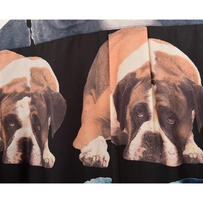 Grigio Rara camicia di seta vintage degli anni '90 di Moschino con stampa di foto di animali domestici in vendita