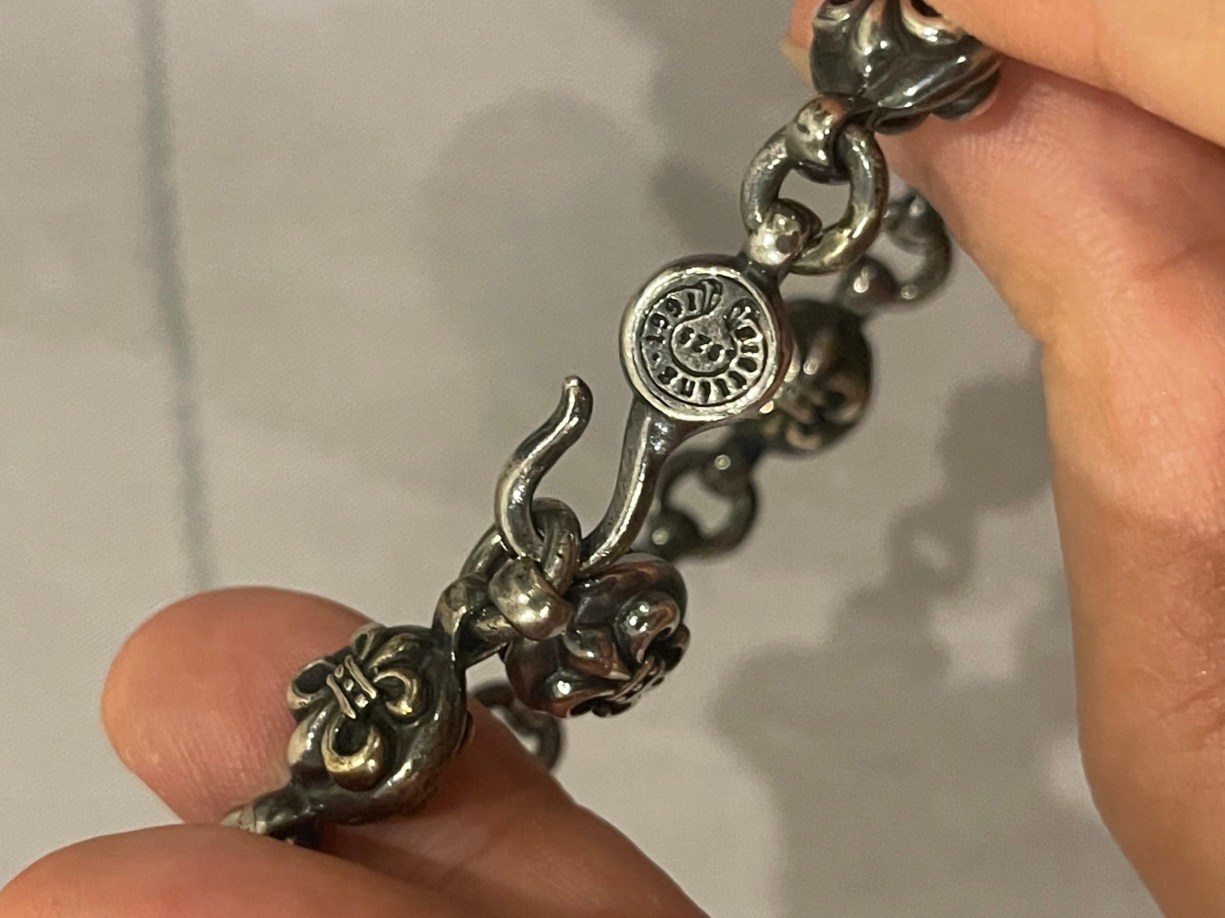 Seltene Sterling Silber Chrome Hearts Pastilles Kette Armband. Schöner Zustand, nur leichte Oxidation, die gereinigt werden kann. Einstellbare Größe entsprechend der Kettenschlaufe. Klassisches verchromtes Herzstück. Es kommt, wie es kommt. 