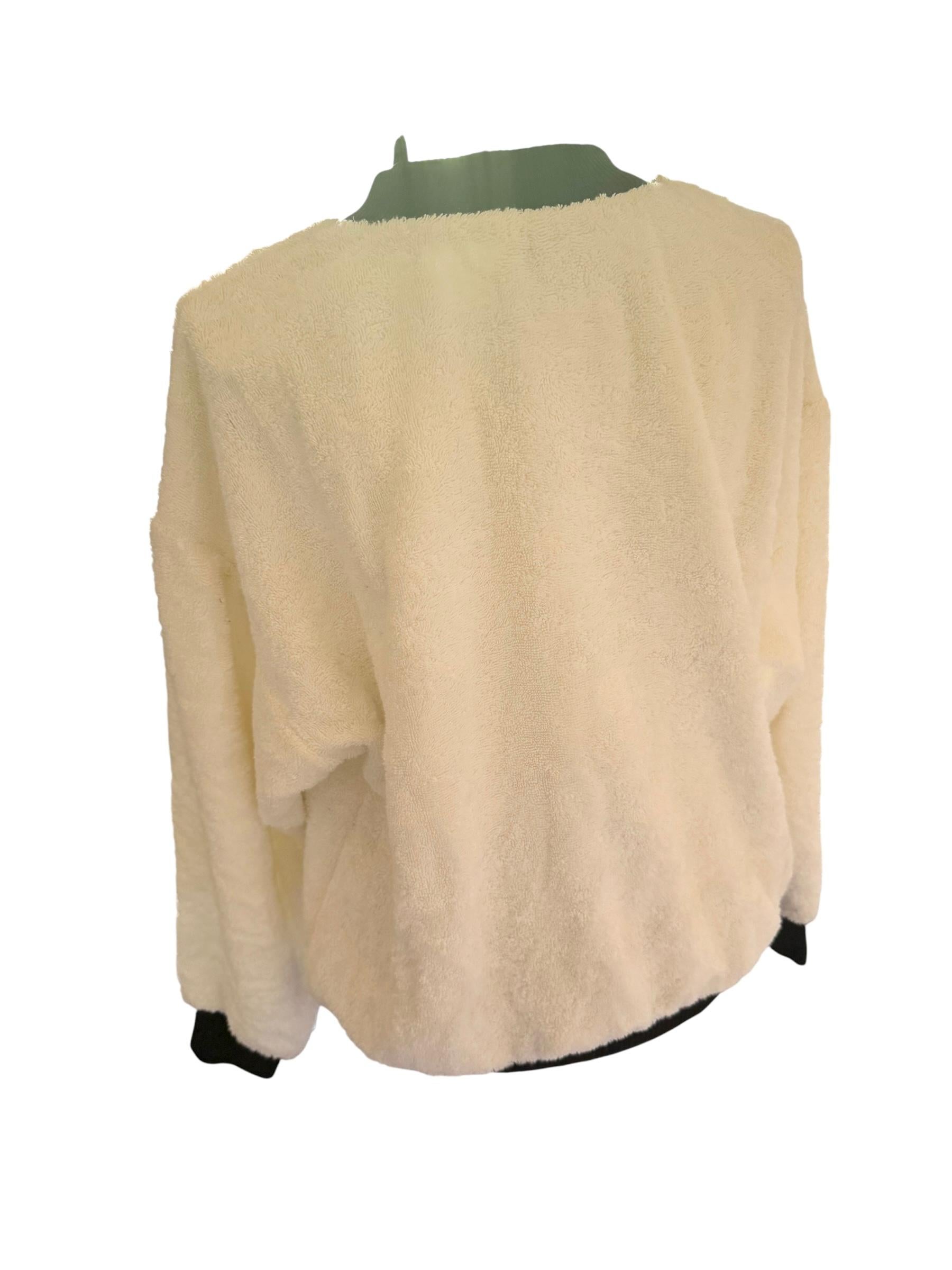 Vom legendären Frühjahrs-Laufsteg 1992 stammt dieses seltene Chanel-Sweatshirt aus Frottee, das bei Sammlern Kultstatus genießt. Erstmals auf dem Laufsteg zu sehen, modelliert von Beverly Peele, verkörpert dieses Stück den verspielten Luxus von Karl