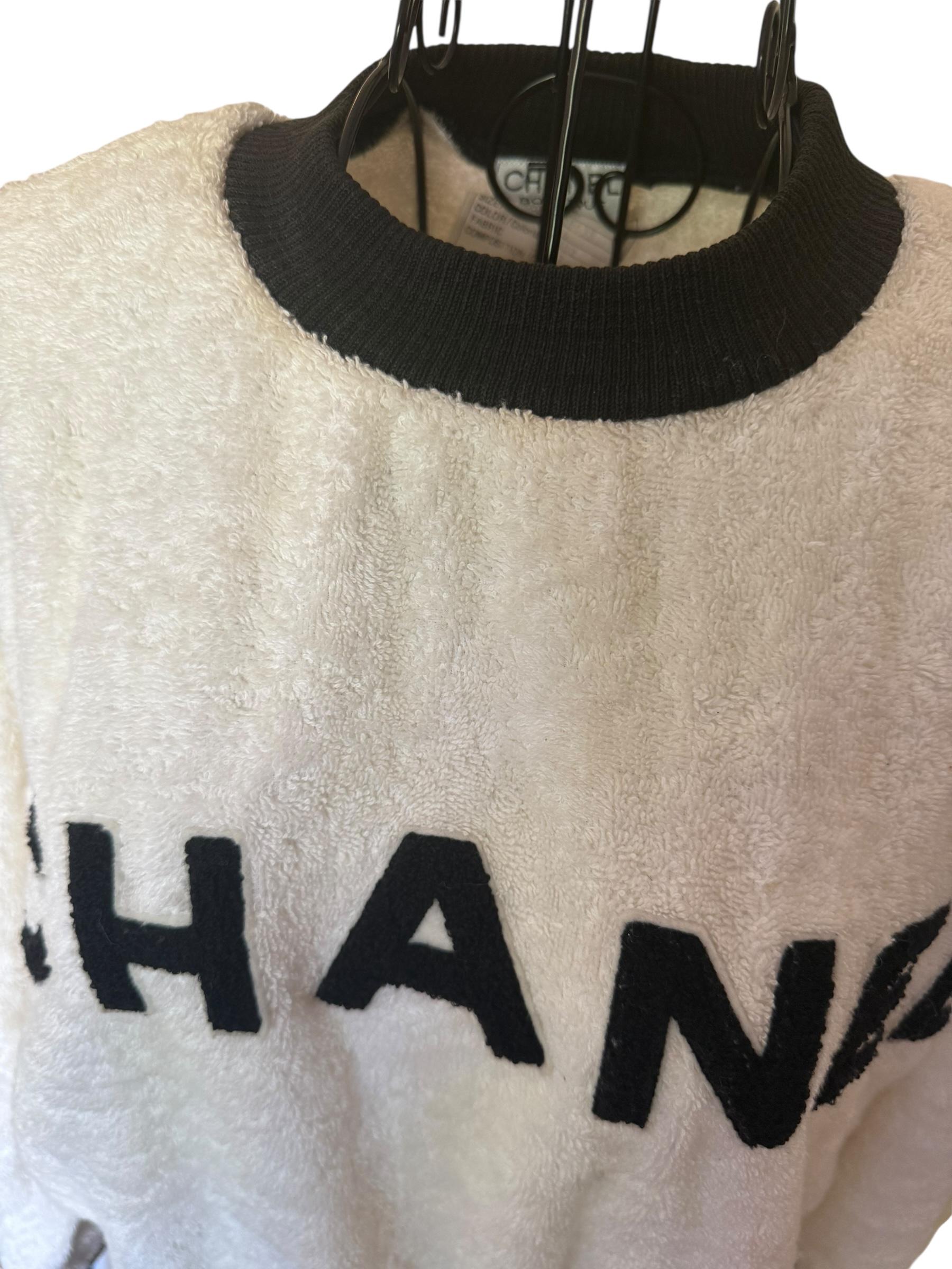 Seltene 1992 Chanel Start-und Landebahn Frottee Brief Logo Ecru Elfenbein Pullover Sweatshirt (Beige) im Angebot