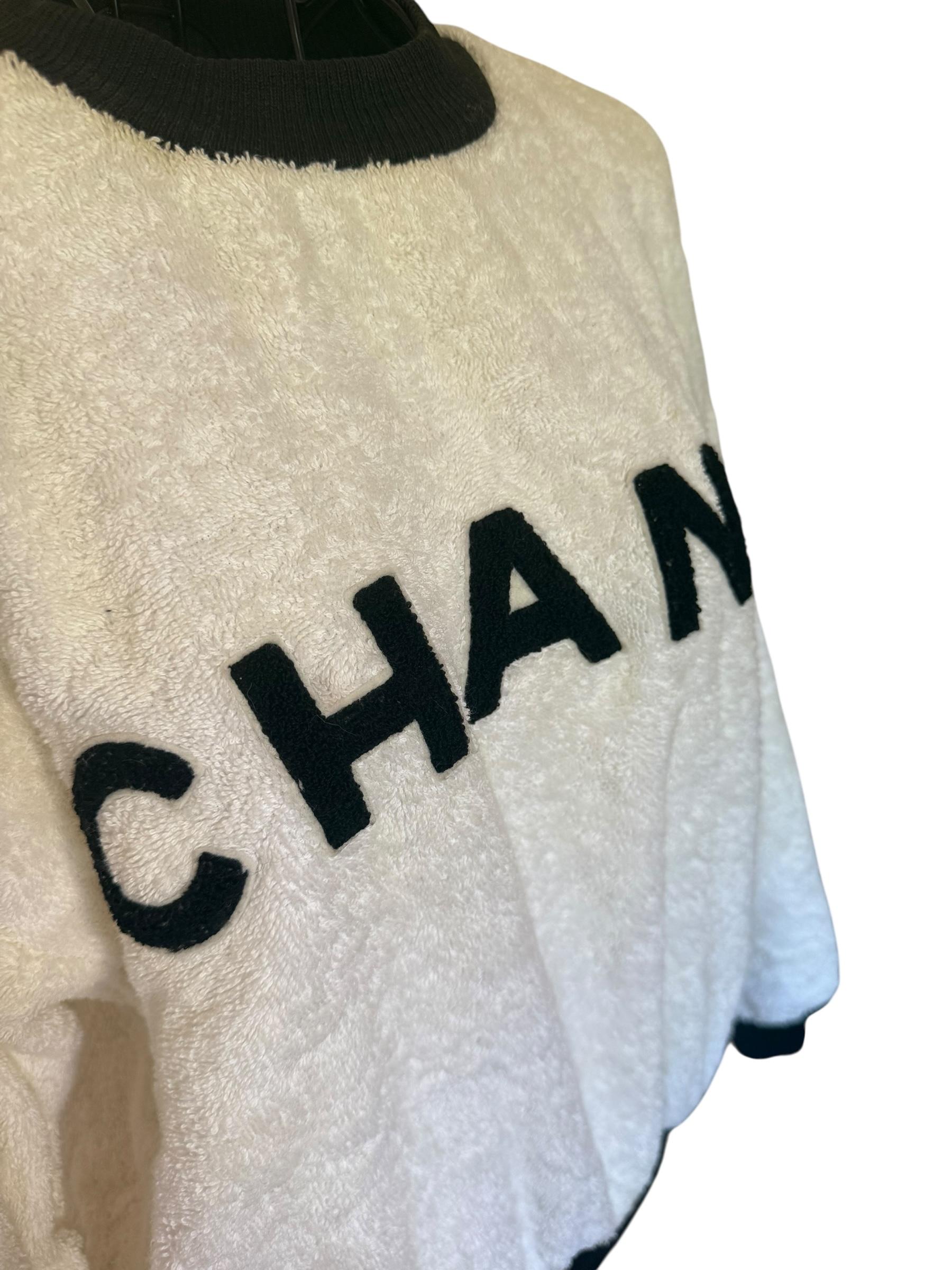 Seltene 1992 Chanel Start-und Landebahn Frottee Brief Logo Ecru Elfenbein Pullover Sweatshirt im Zustand „Hervorragend“ im Angebot in Rowland Heights, CA