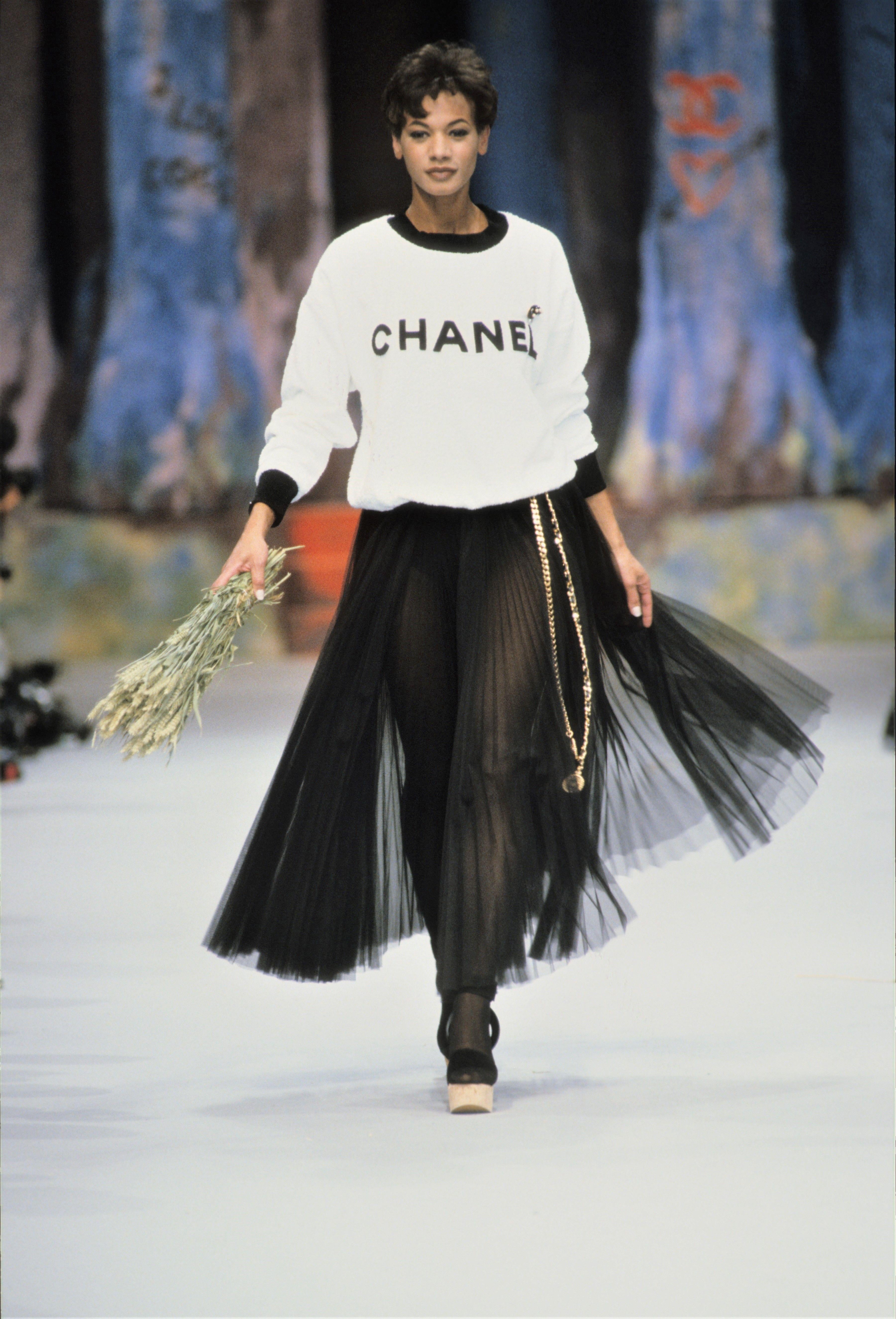 Seltene 1992 Chanel Start-und Landebahn Frottee Brief Logo Ecru Elfenbein Pullover Sweatshirt im Angebot 3