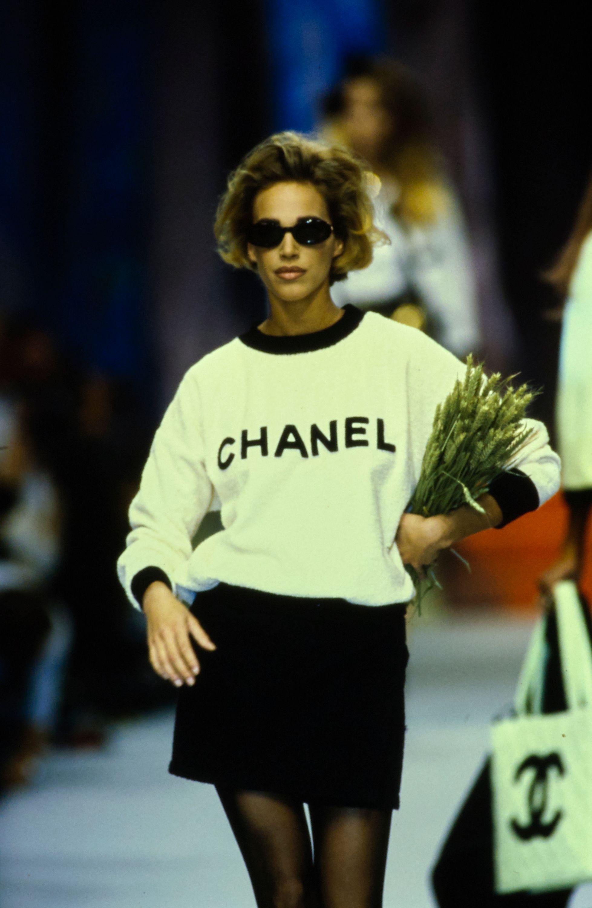 Seltene 1992 Chanel Start-und Landebahn Frottee Brief Logo Ecru Elfenbein Pullover Sweatshirt im Angebot 4