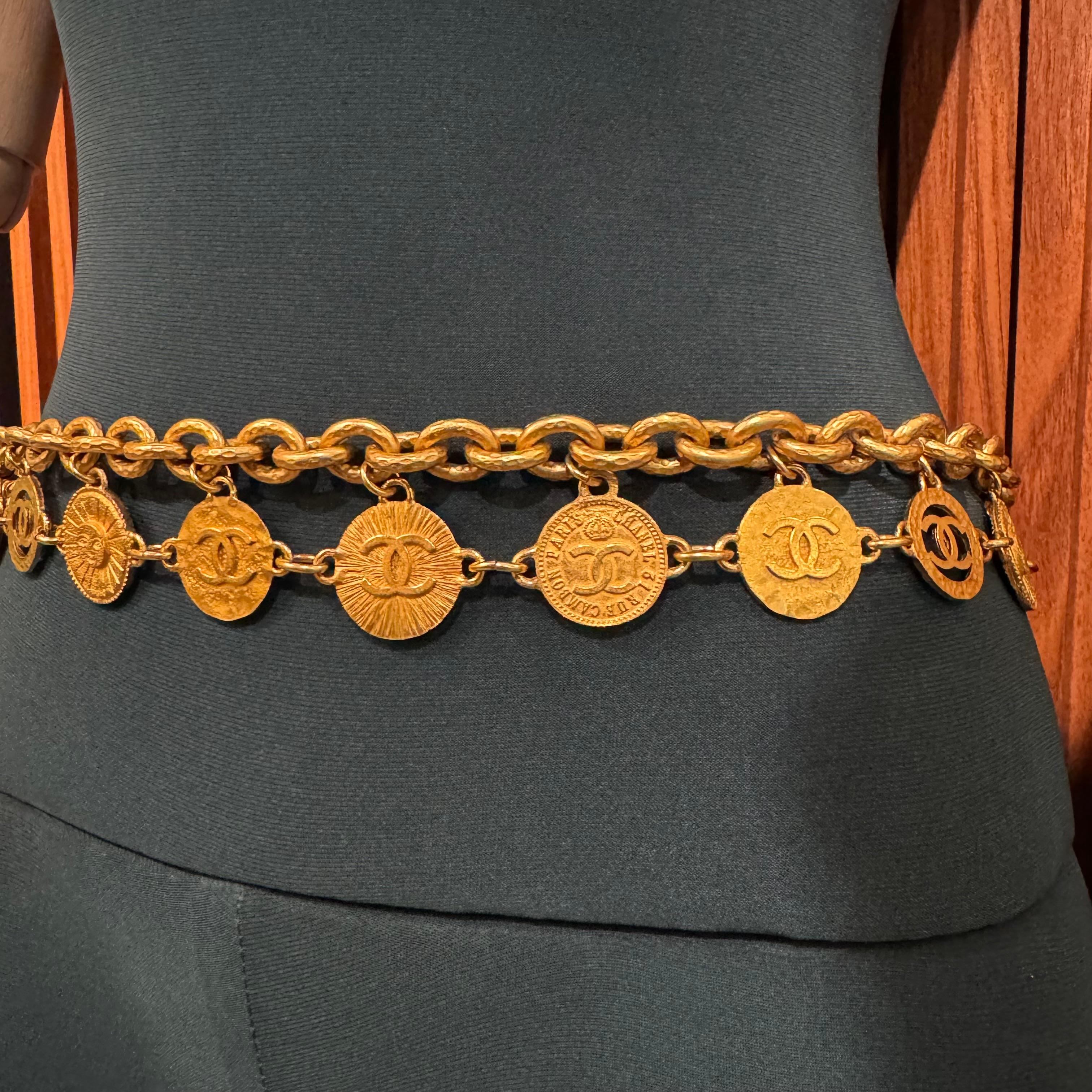 Rare 1993 Chanel Gold Chain Triple Layered Medallion Belt In Good Condition For Sale In Jakarta, Daerah Khusus Ibukota Jakarta