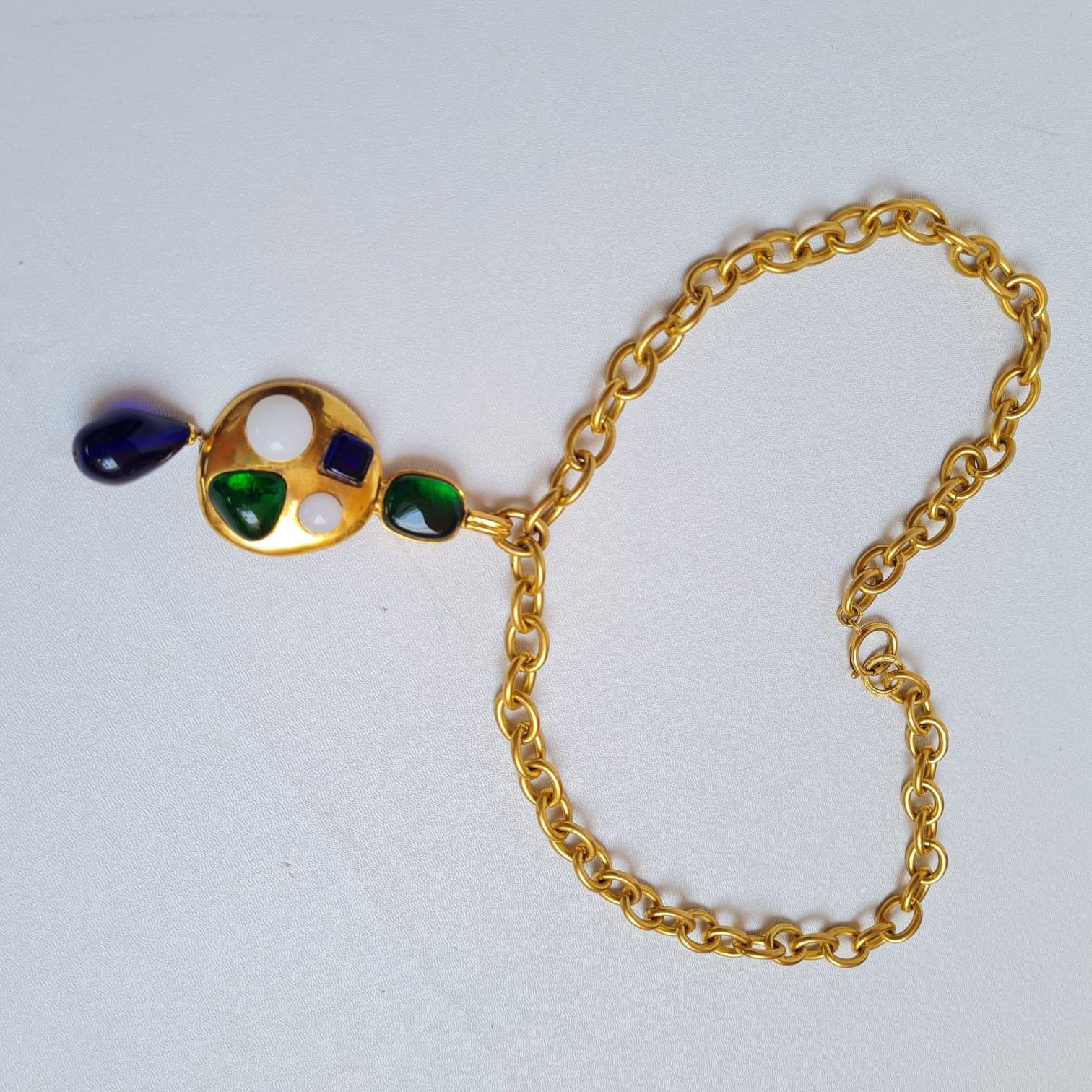 Très rare collier de perles gripoix en or de Chanel. Dans l'ensemble, en excellent état vintage. Une pièce de collection. Vient tel quel.