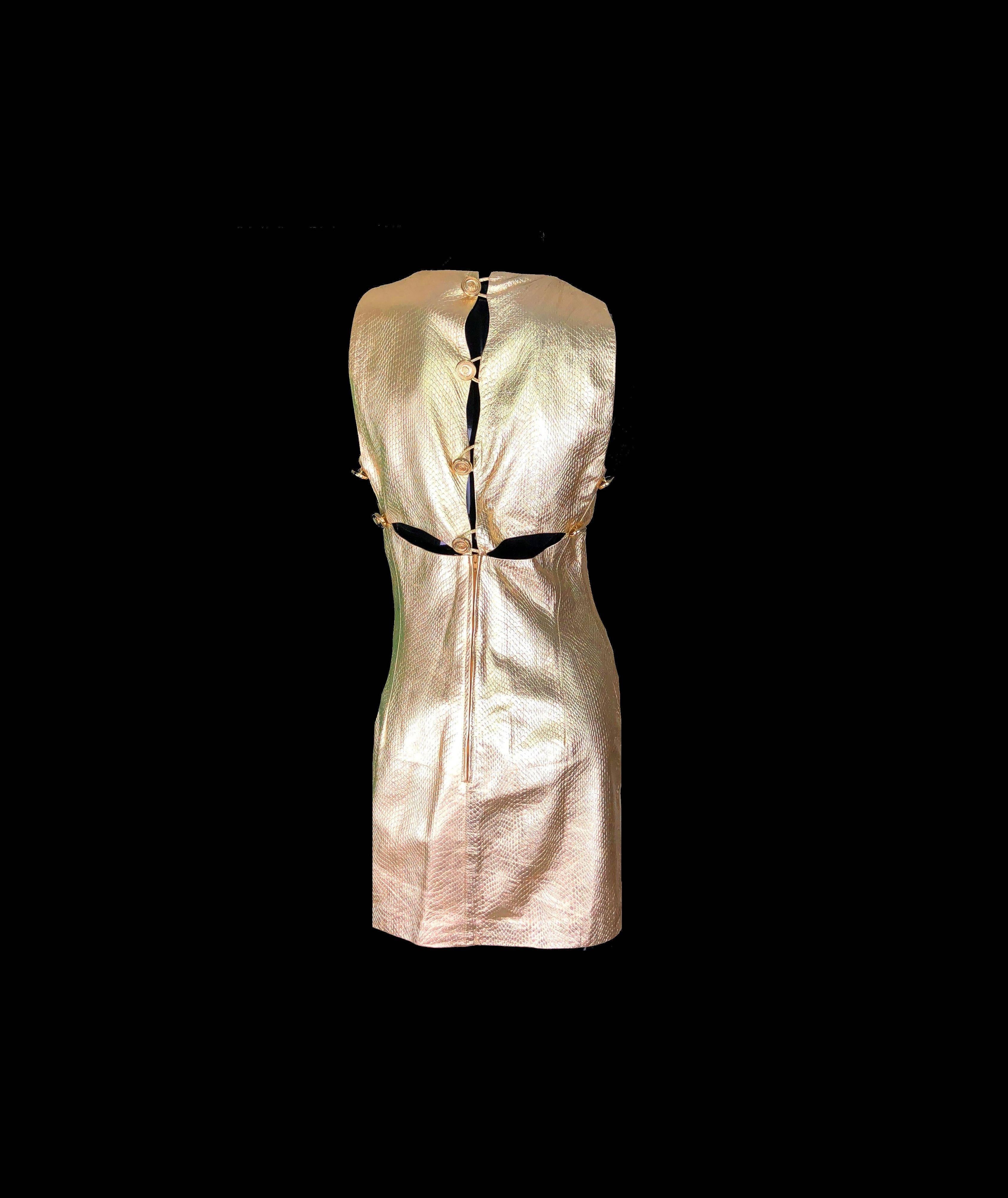 UNWORN Gianni Versace 1994 Medusa Metallic Goldenes Lederkleid aus Metallic Museumsstück 44 (Beige) im Angebot