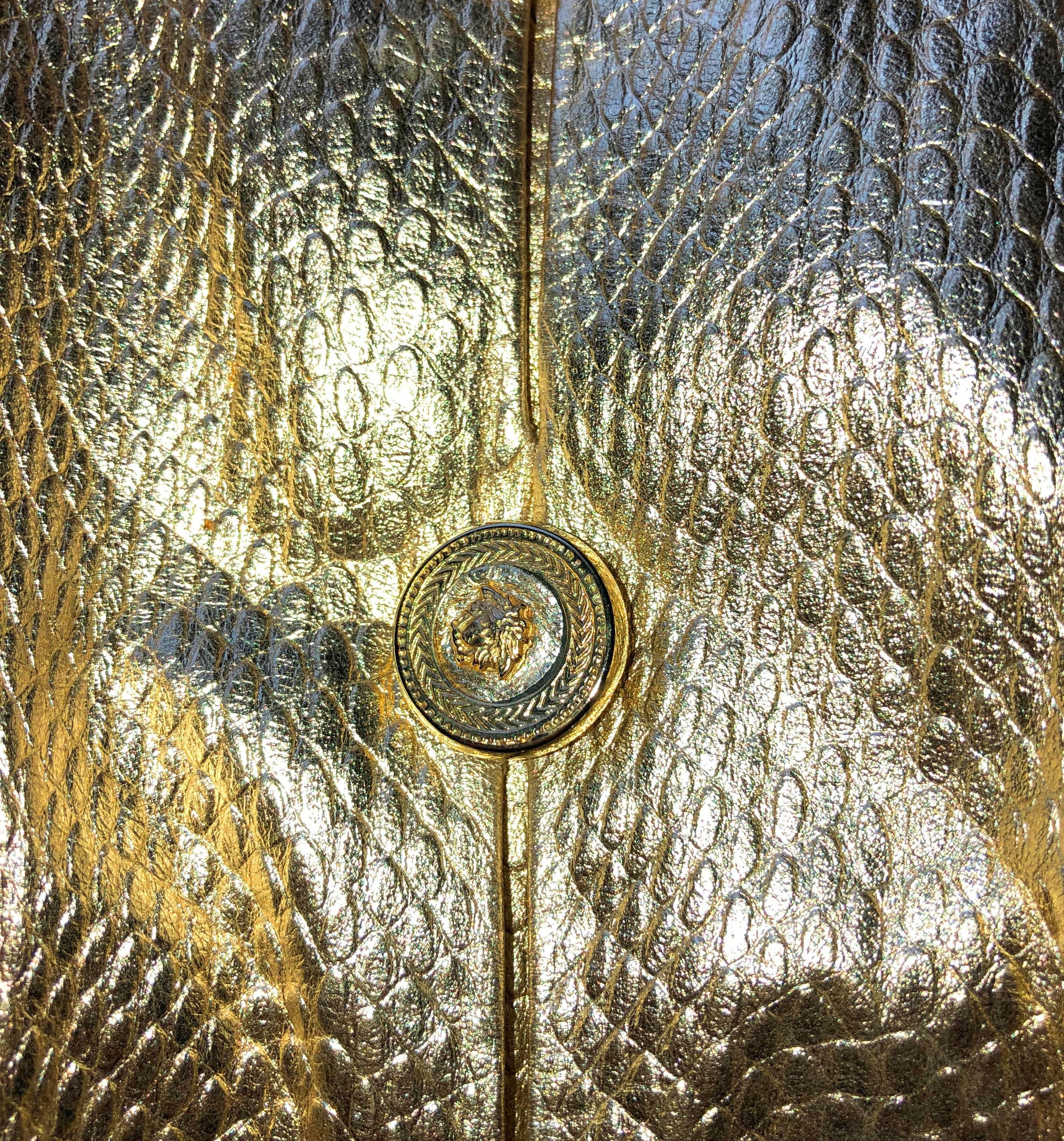 UNWORN Gianni Versace 1994 Medusa Metallic Goldenes Lederkleid aus Metallic Museumsstück 44 Damen im Angebot