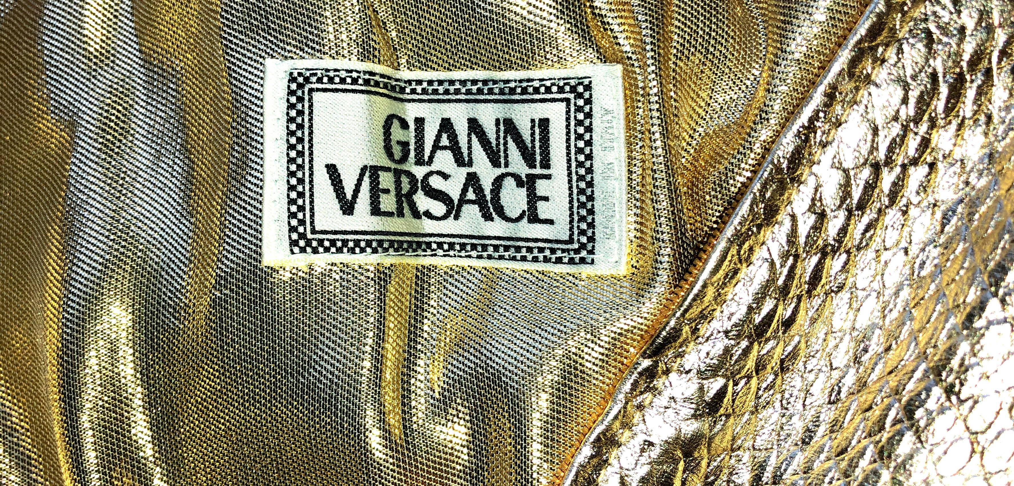 UNWORN Gianni Versace 1994 Medusa Metallic Goldenes Lederkleid aus Metallic Museumsstück 44 im Angebot 1