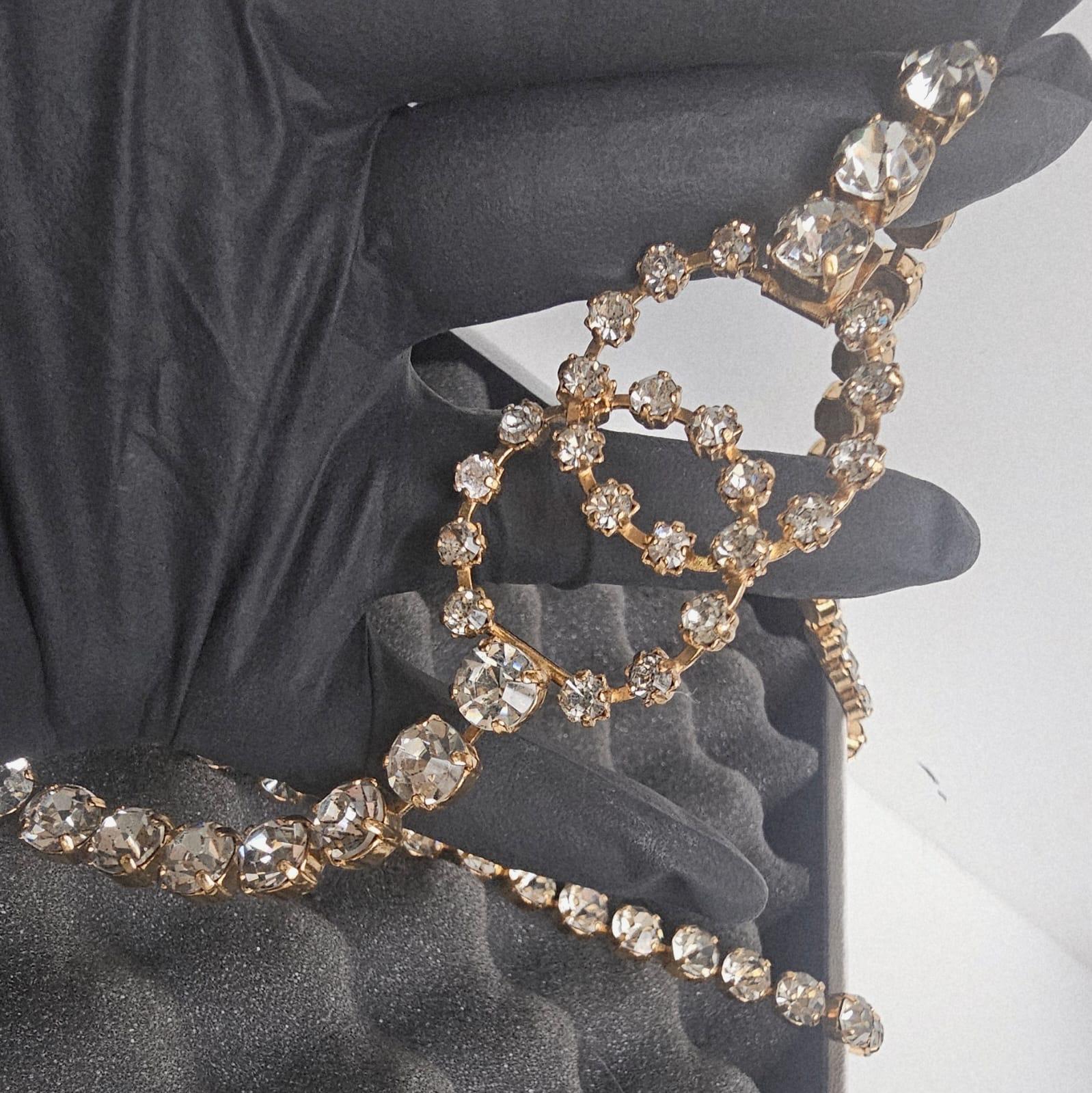 Rarissima cintura di cristallo Chanel del 1995, taglia 70, da collezione. Condizioni generali molto buone, nessun segno di usura significativo. Può essere indossato anche come collana. Viene fornito con la sua scatola.