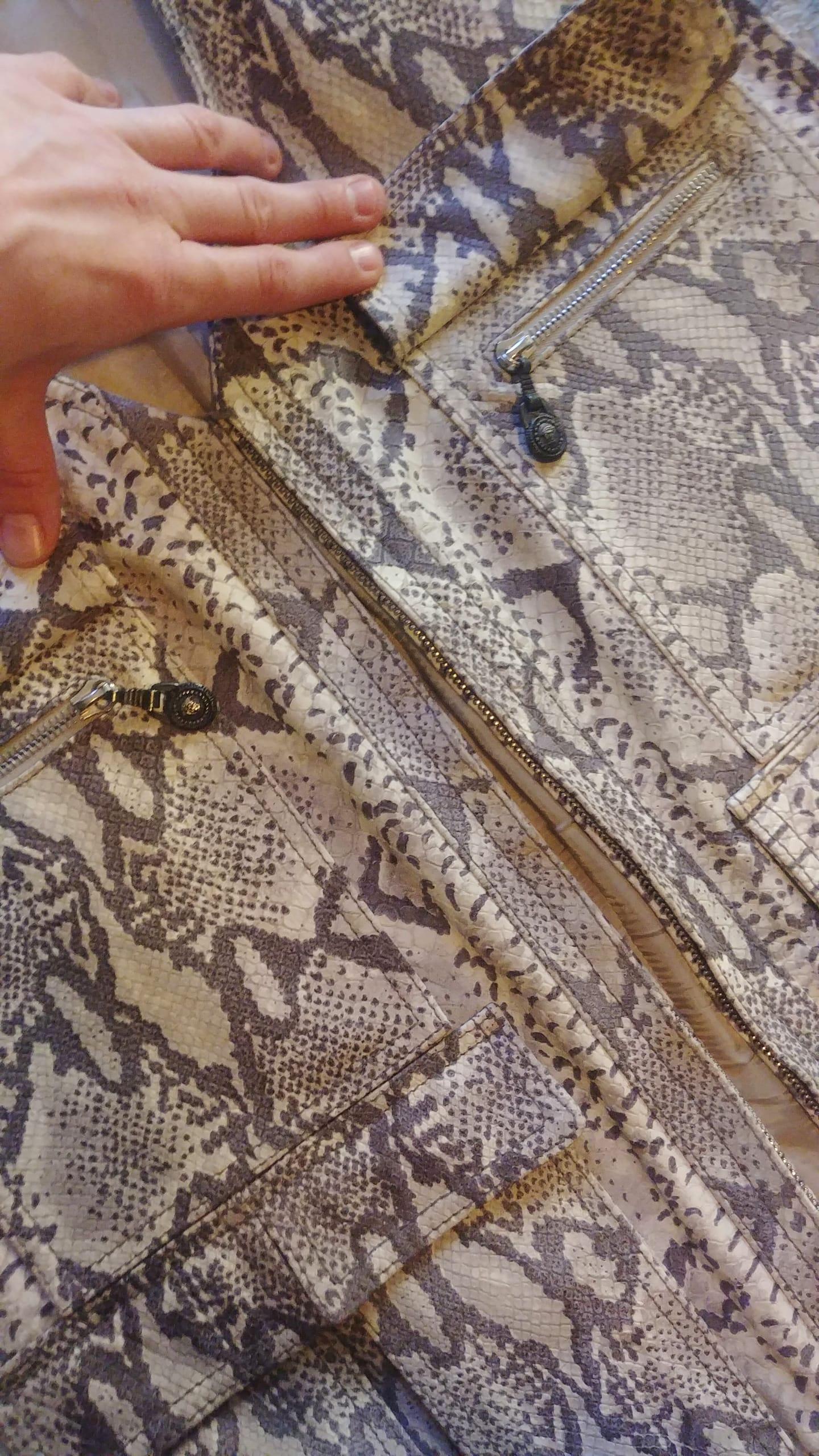 This a rare men's snake print leather Gianni Versace men's vest, which is in very good condition except for the Medusa head zip pull which has detached. This should be easily fixable and has been taken into consideration when pricing the item. Zip