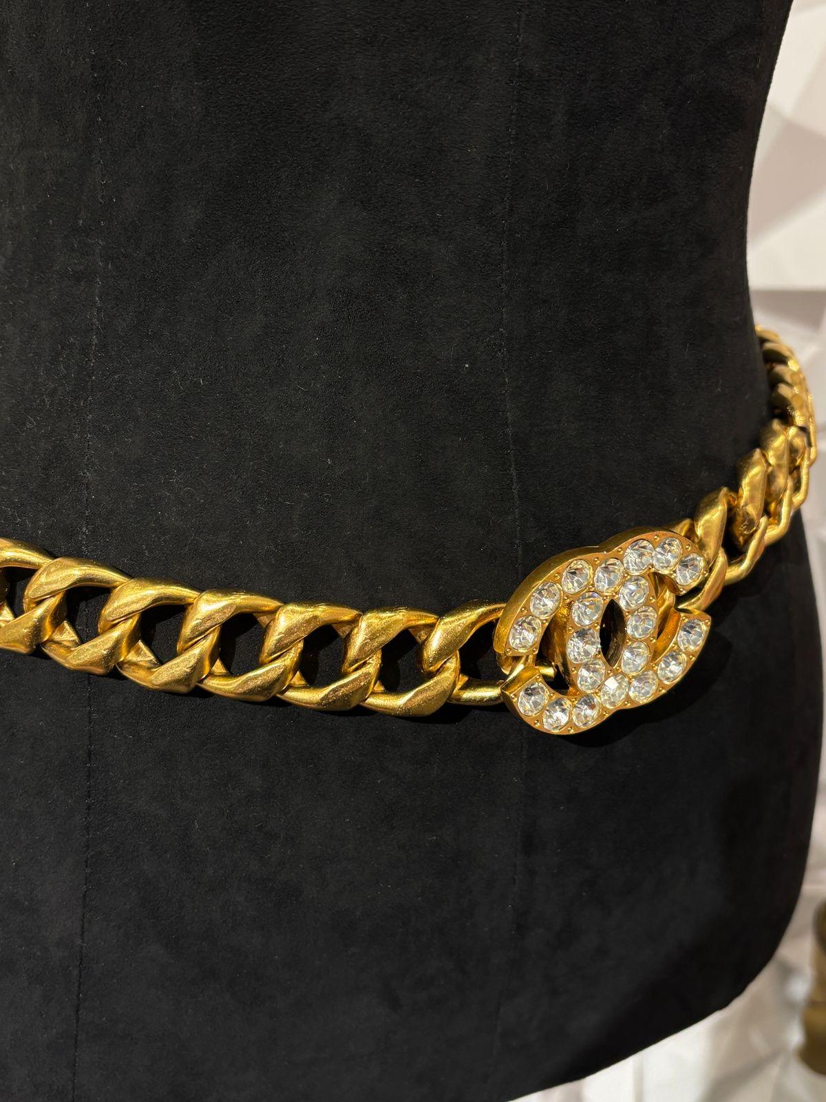 Rare 1995 crystal CC chunky gold belt. Léger ternissement de la quincaillerie dorée, mais dans l'ensemble en bon état vintage. Livré en l'état. La longueur est de 80 cm. 