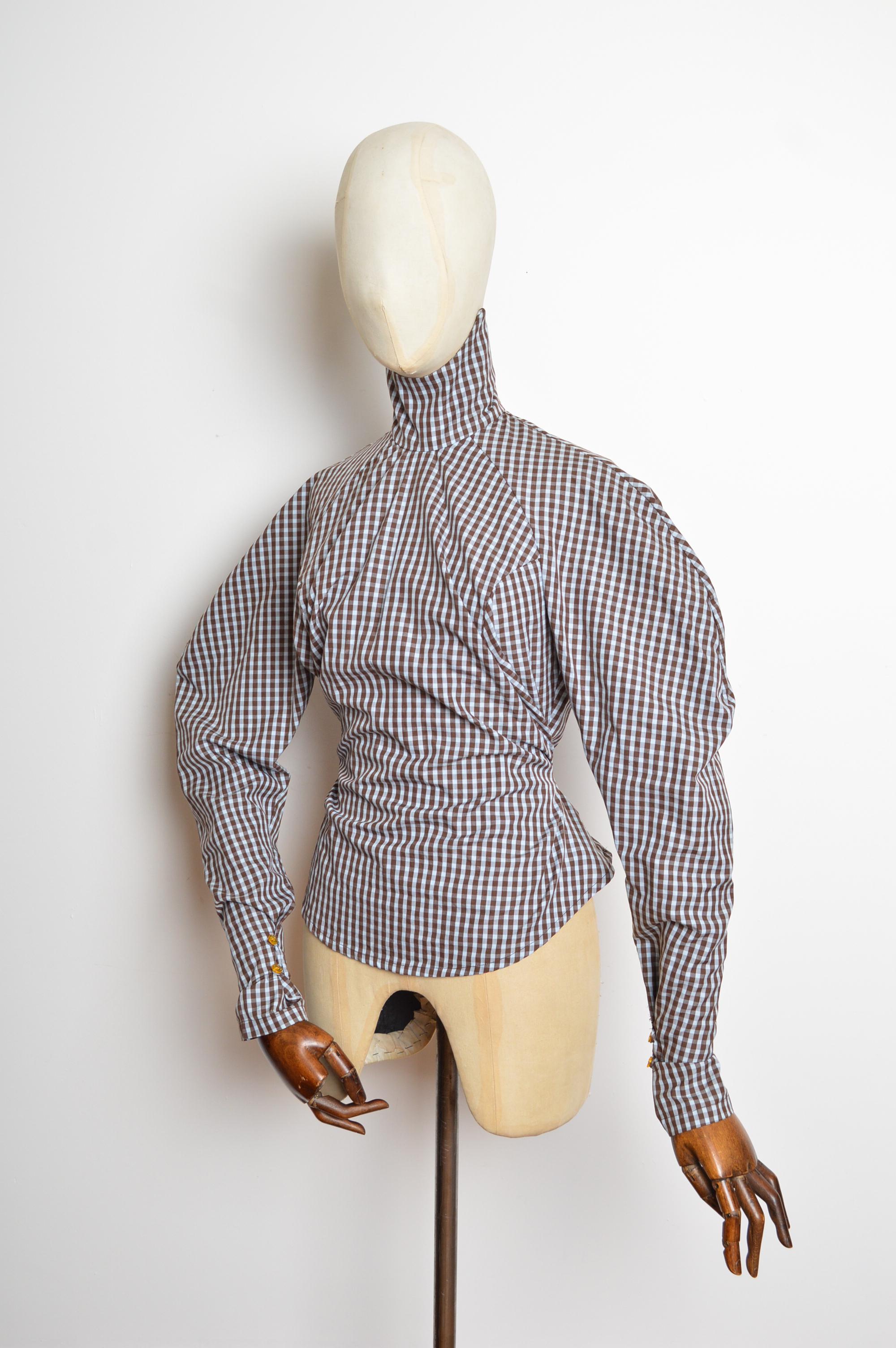 Esta blusa de cuello alto Vivienne Westwood, extremadamente rara, se creó entre 1994 y 1996. La primera vez que vimos este tejido sobre la pasarela fue con Linda Evangelista en A/W 1994-1995 (On liberty), y el corte se reinterpretó en un diseño de