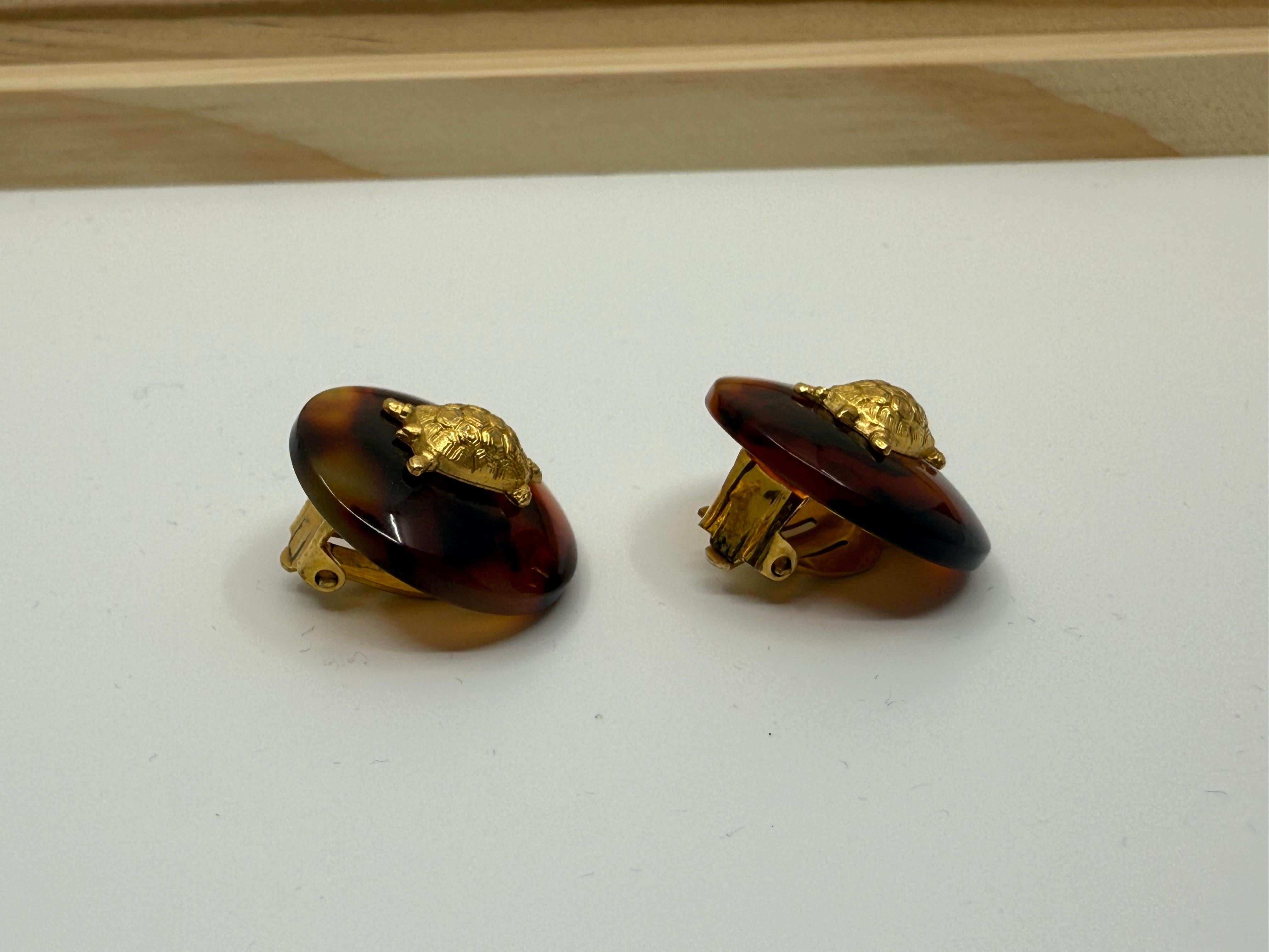 Rare 1997 Boucles d'oreilles Chanel Turtle Résine d'écailles de tortue avec motif en or Bon état - En vente à Rowland Heights, CA