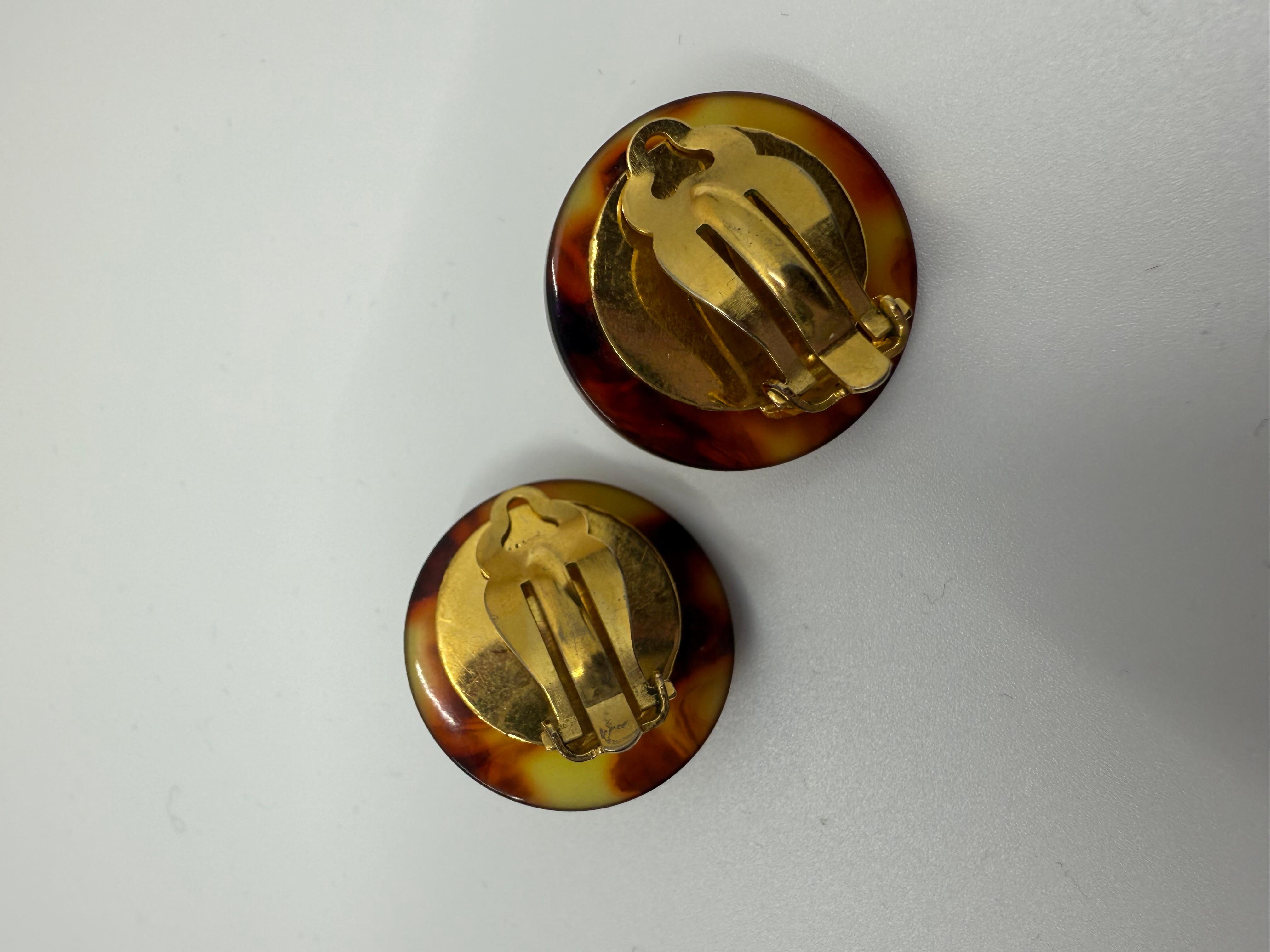 Rare 1997 Boucles d'oreilles Chanel Turtle Résine d'écailles de tortue avec motif en or Pour femmes en vente