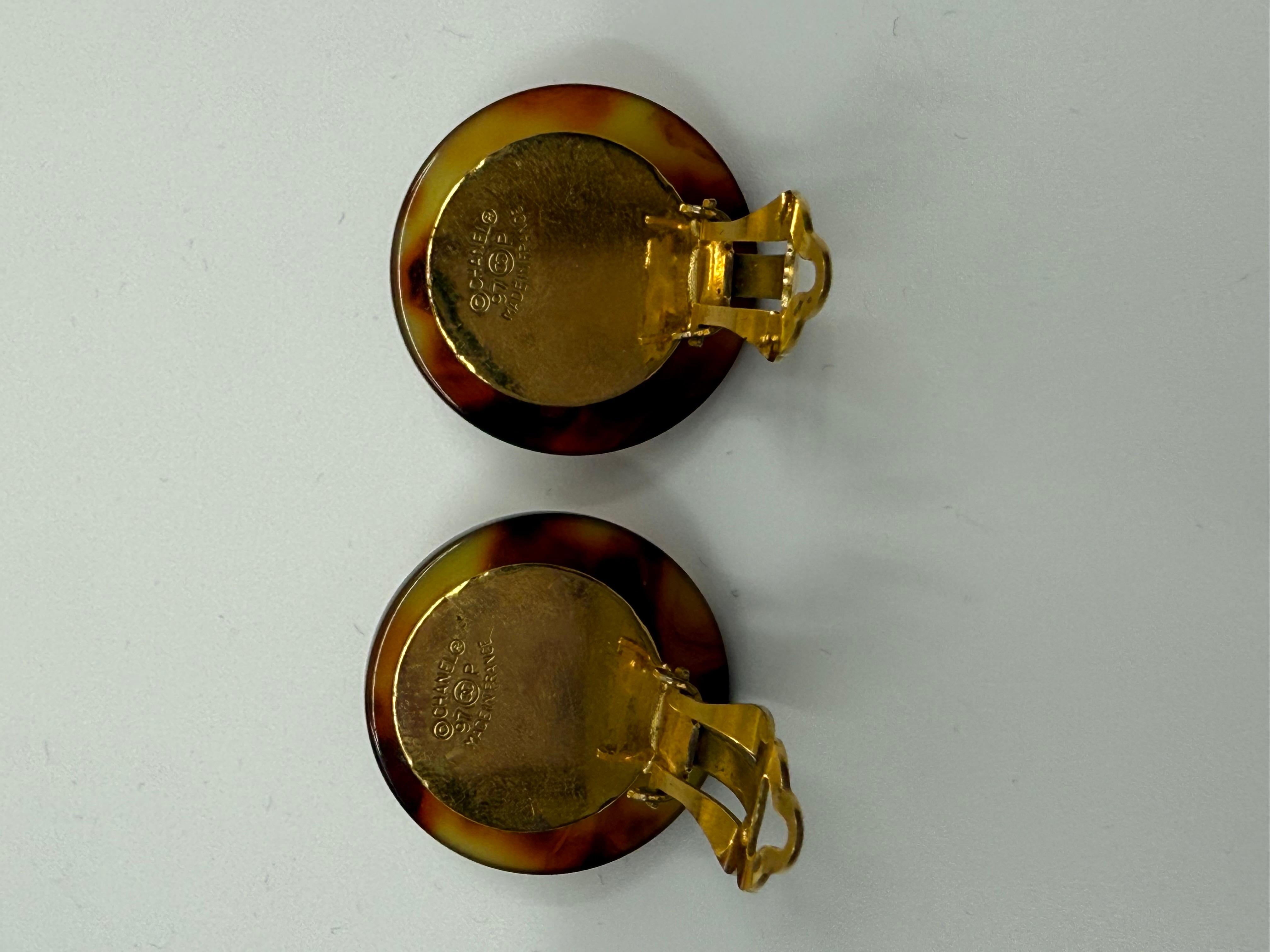 Rare 1997 Boucles d'oreilles Chanel Turtle Résine d'écailles de tortue avec motif en or en vente 1