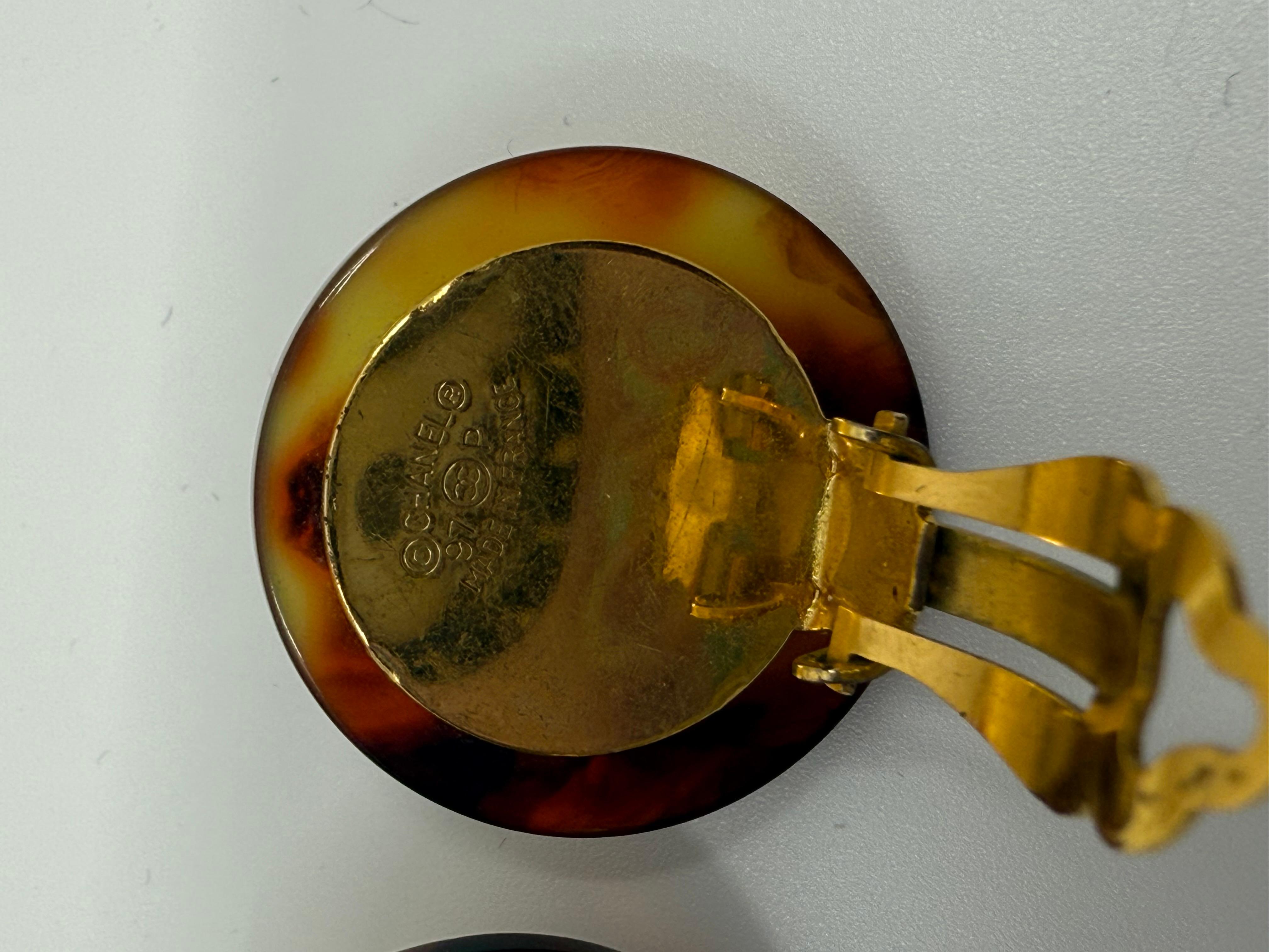 Rare 1997 Boucles d'oreilles Chanel Turtle Résine d'écailles de tortue avec motif en or en vente 2