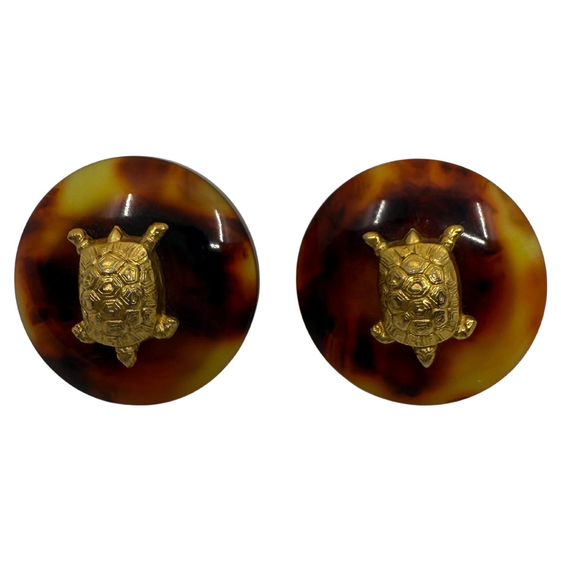 Rare 1997 Boucles d'oreilles Chanel Turtle Résine d'écailles de tortue avec motif en or en vente
